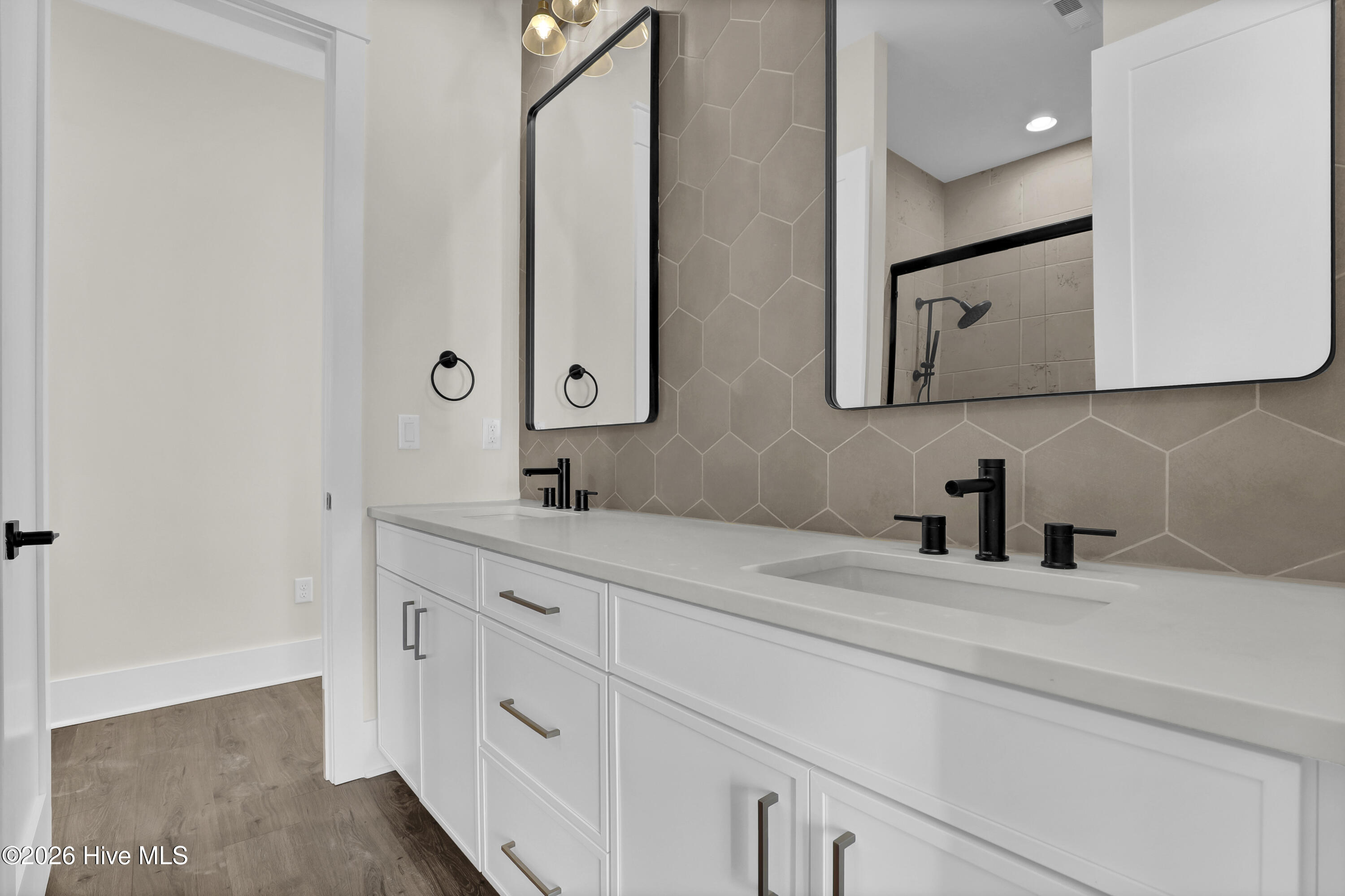 100556414 | Photo 37