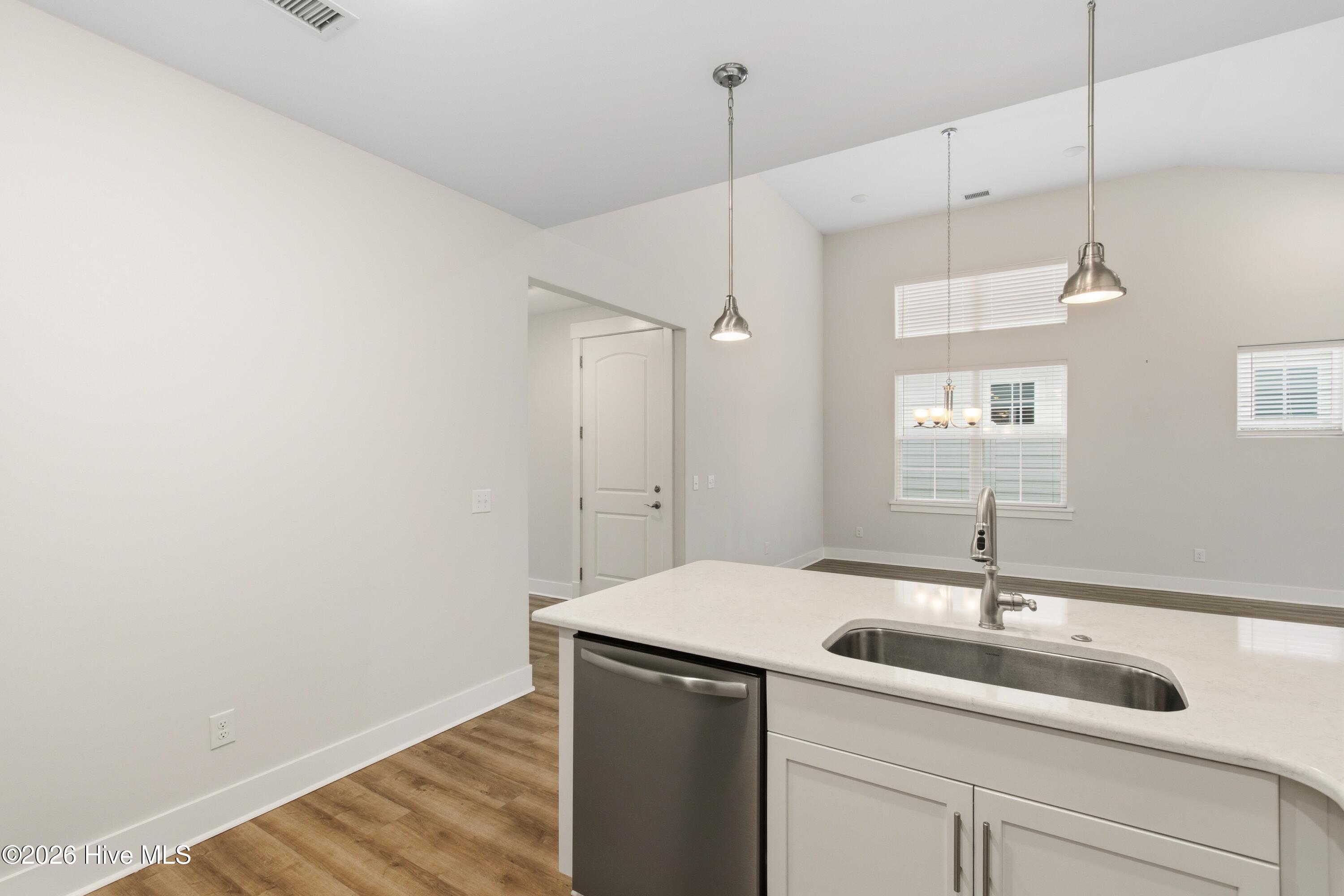 100558593 | Photo 11