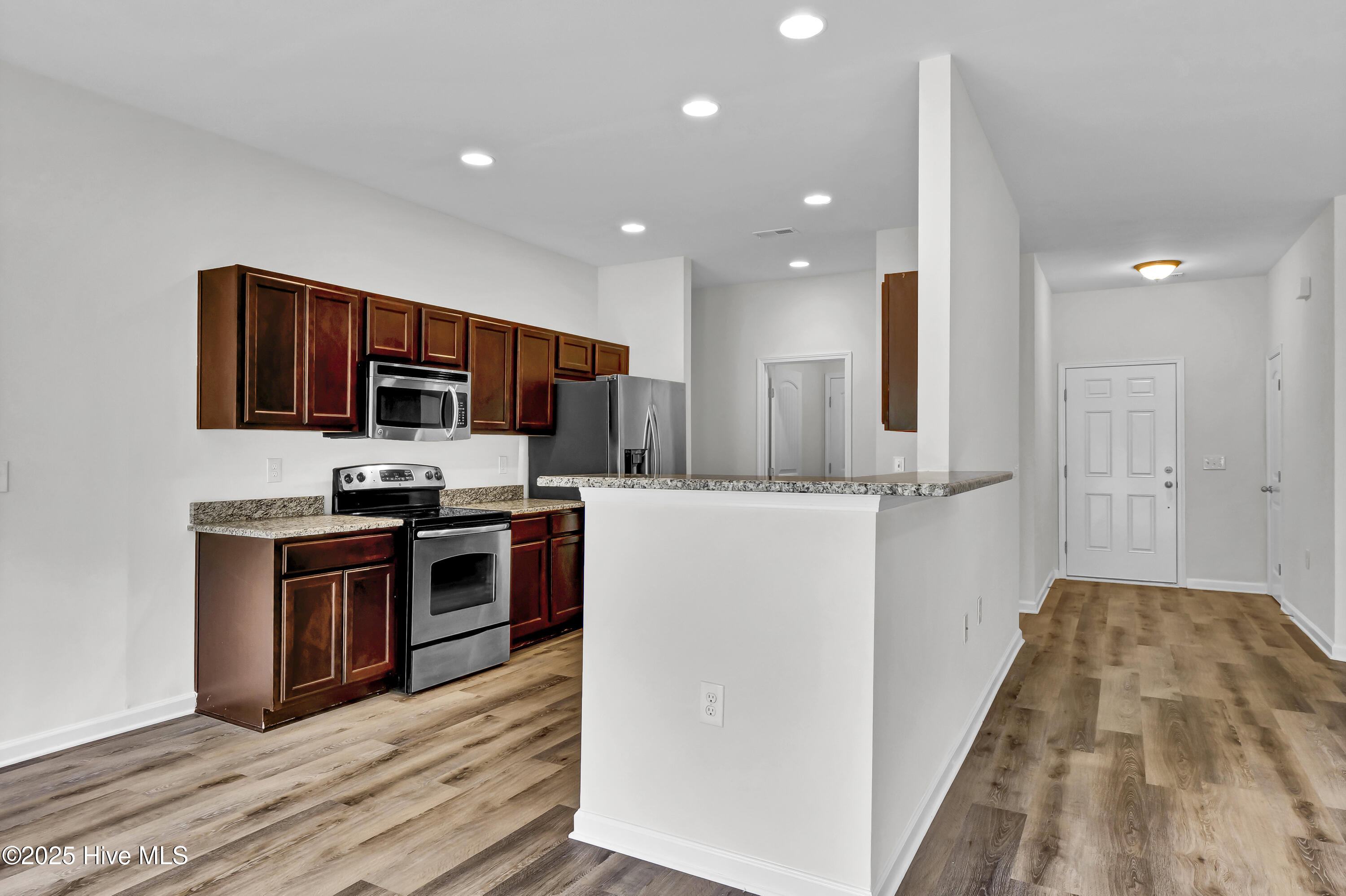 100488787 | Photo 12