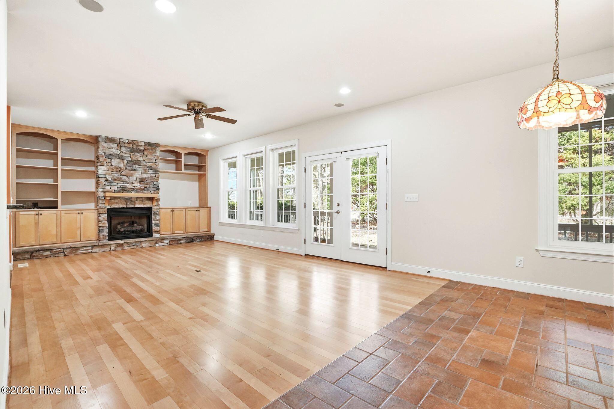 100563594 | Photo 18