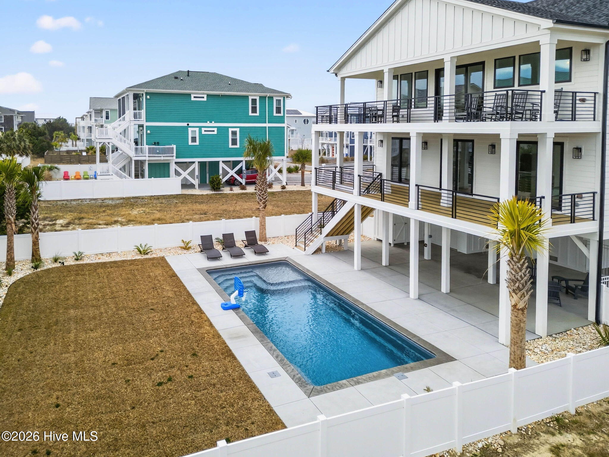 100570262 | Photo 65