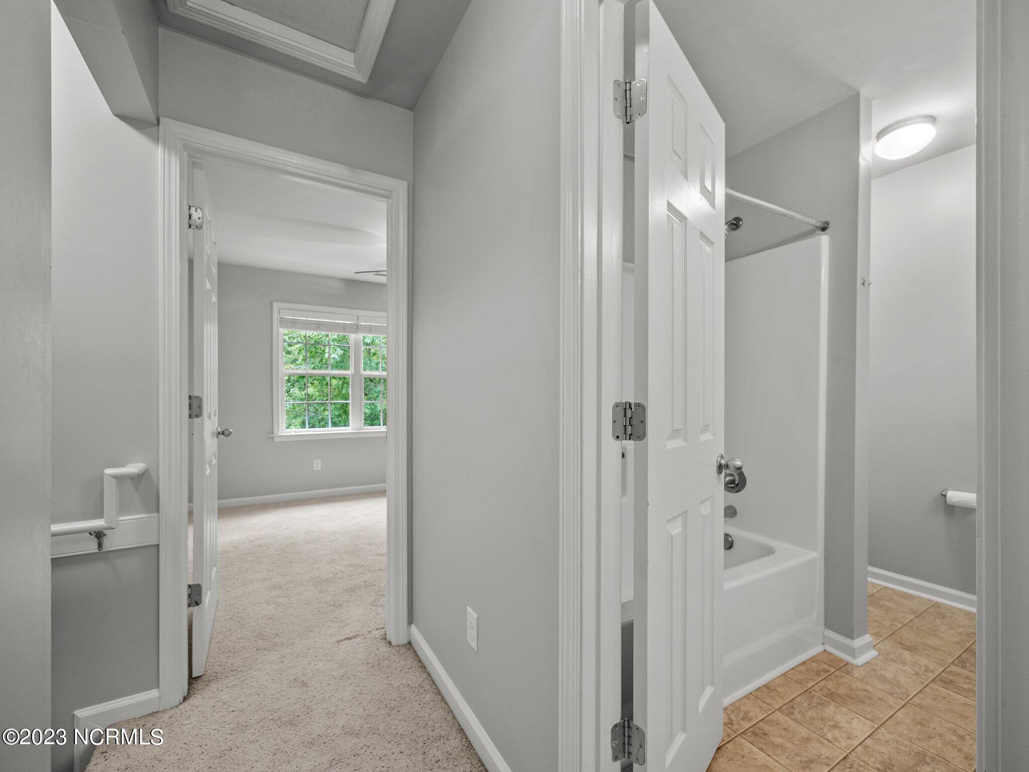 100560700 | Photo 10