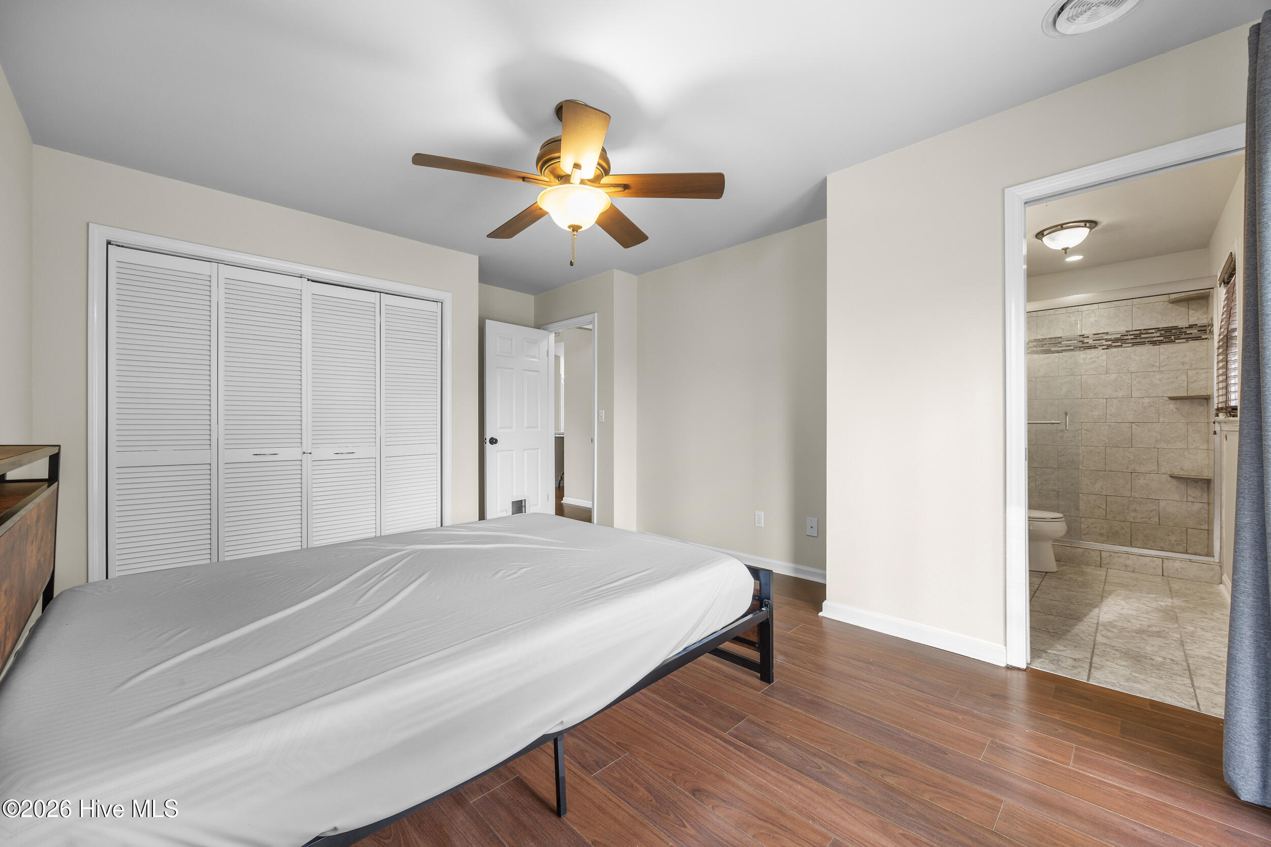 100560305 | Photo 26