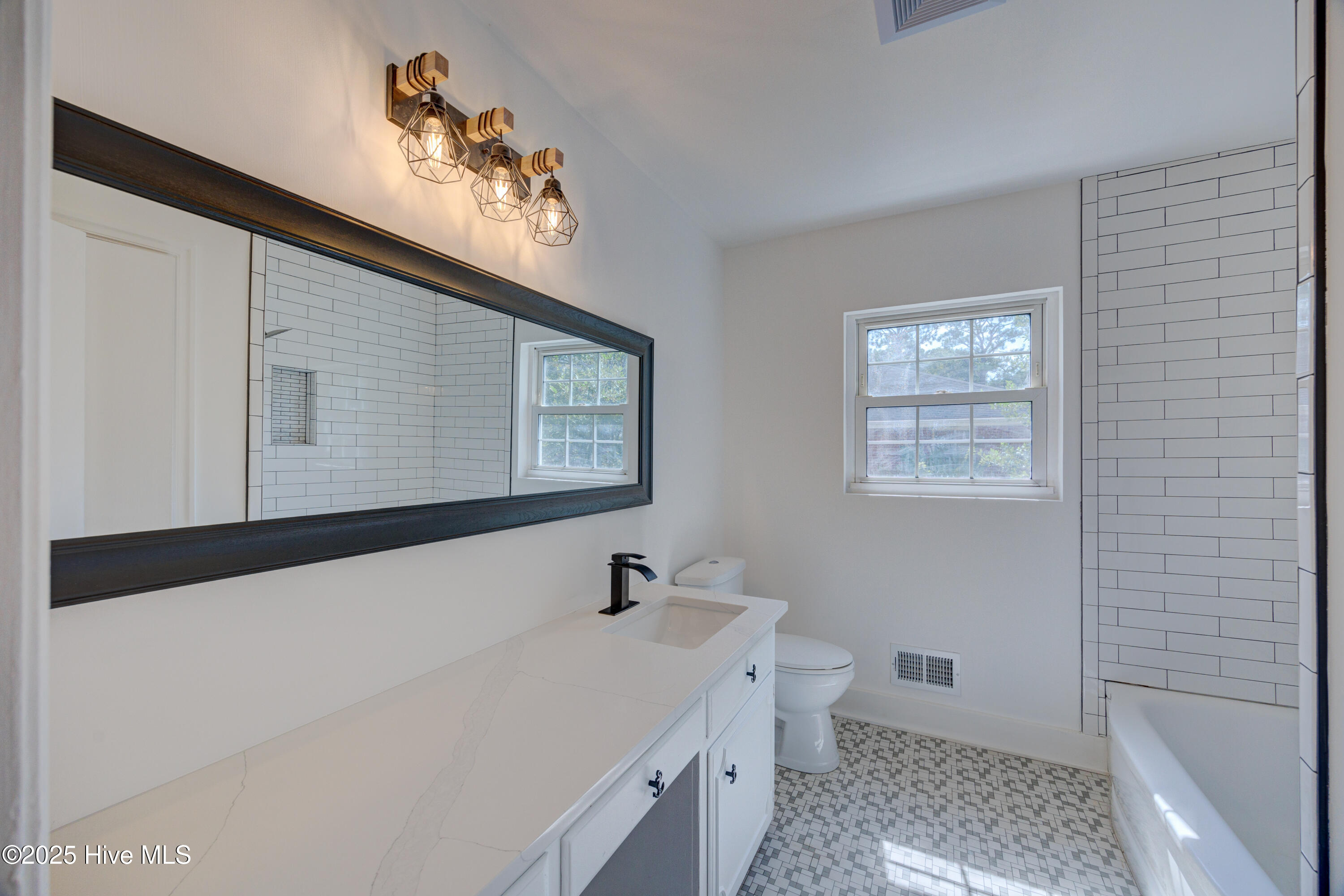 100531788 | Photo 43