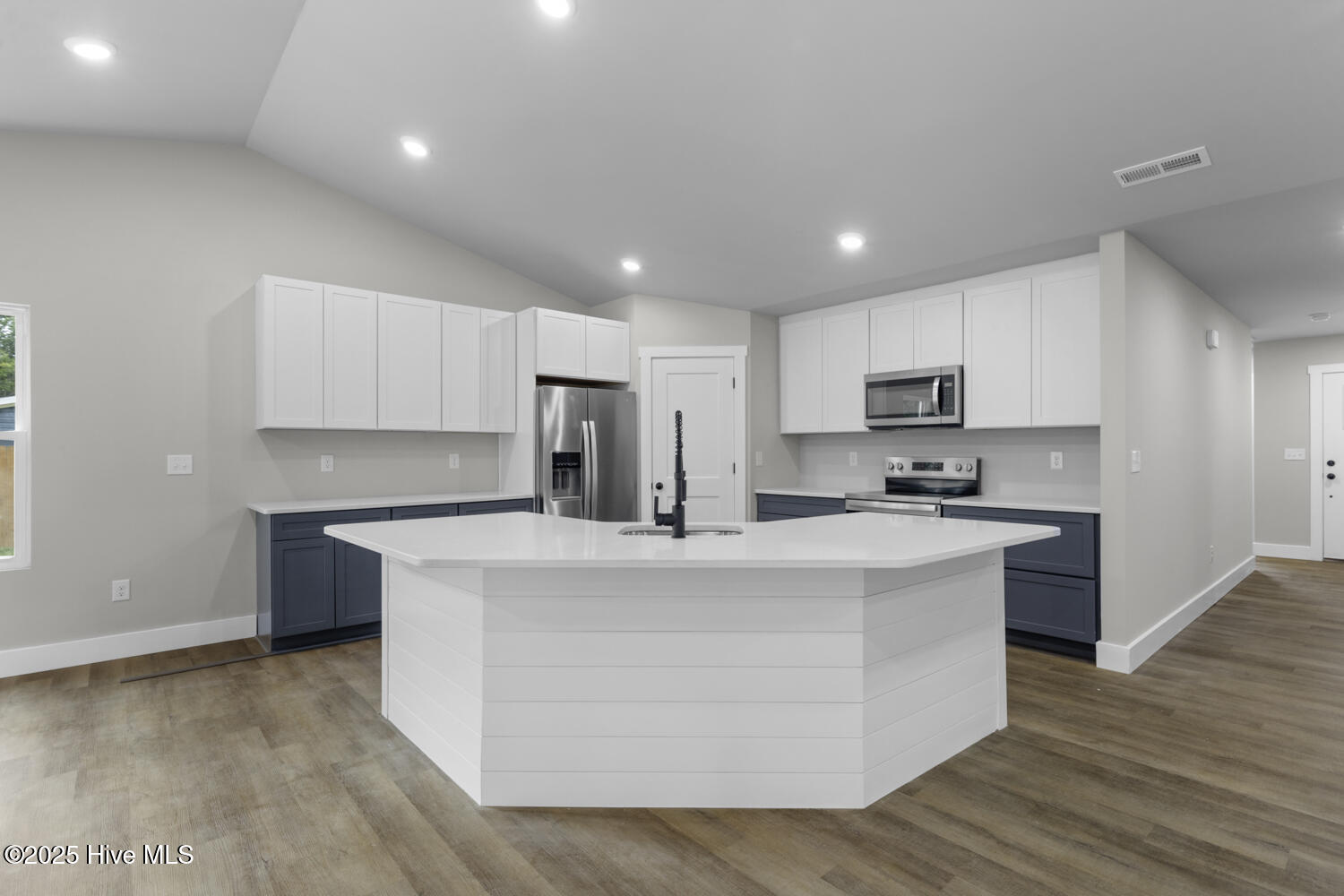 313 Pinewood Drive, Jacksonville, NC 28546 – photo 7: Kitchen