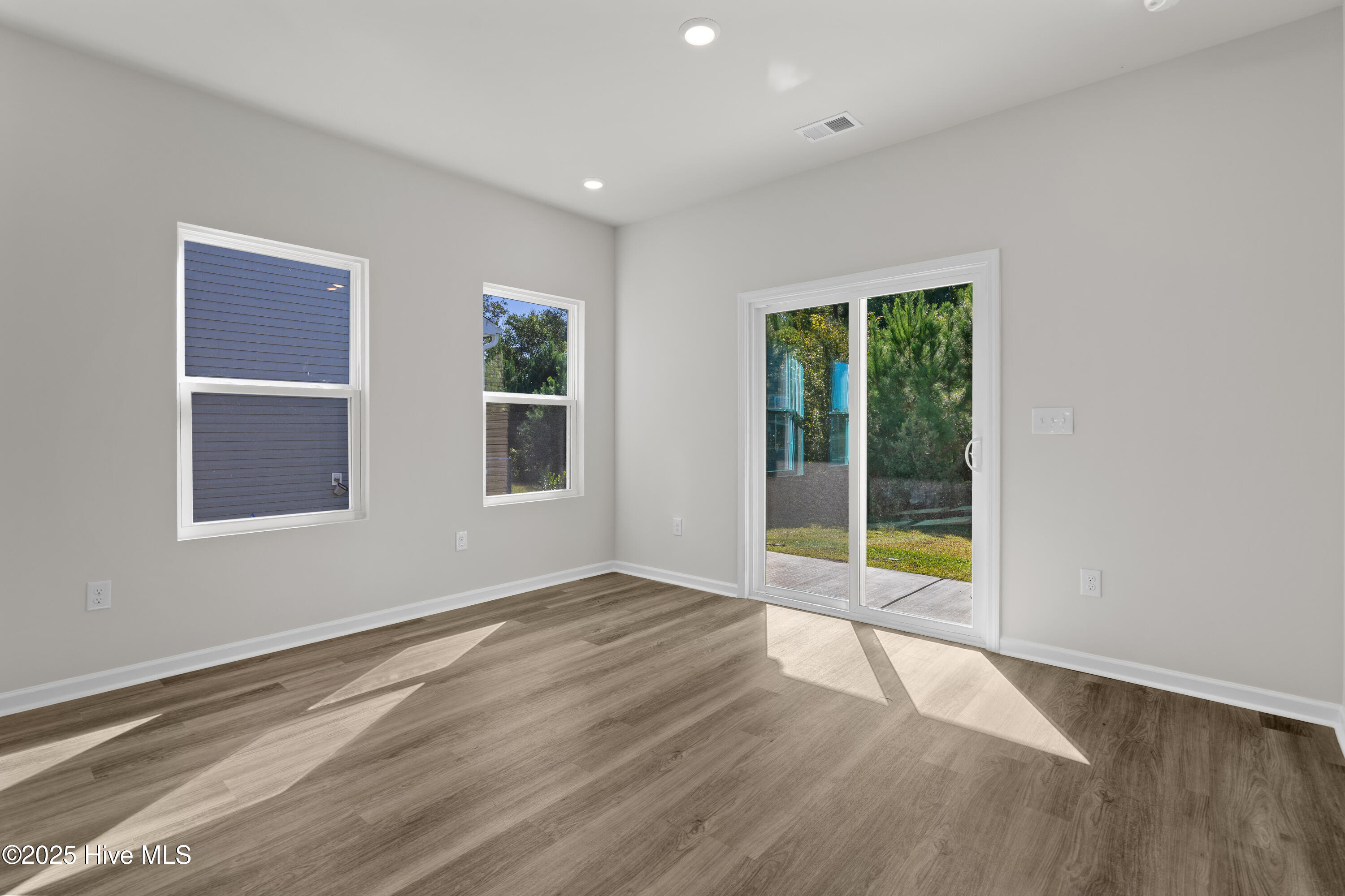 100536968 | Photo 11