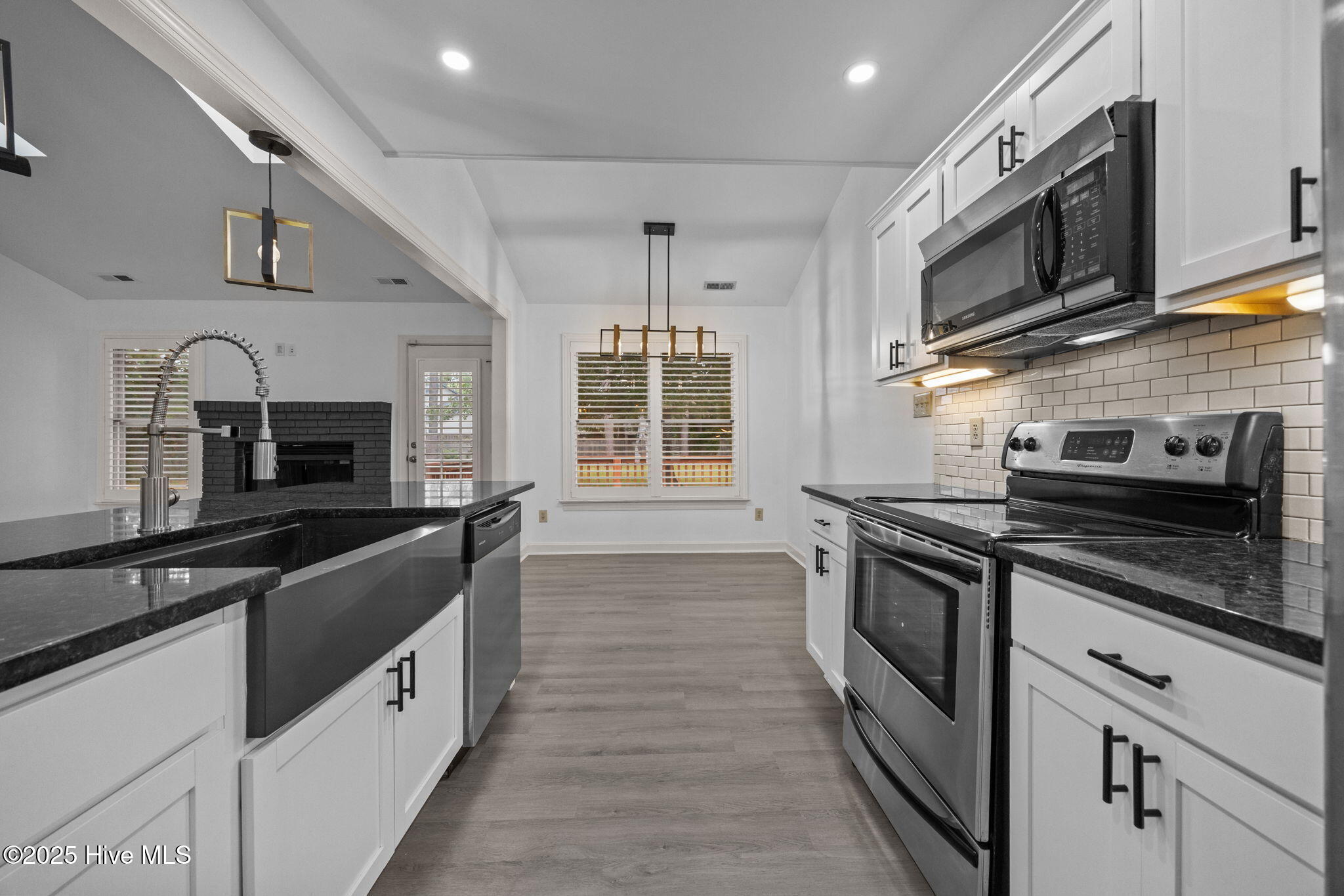 15-web-or-mls-406 Hampshire Pl. 27