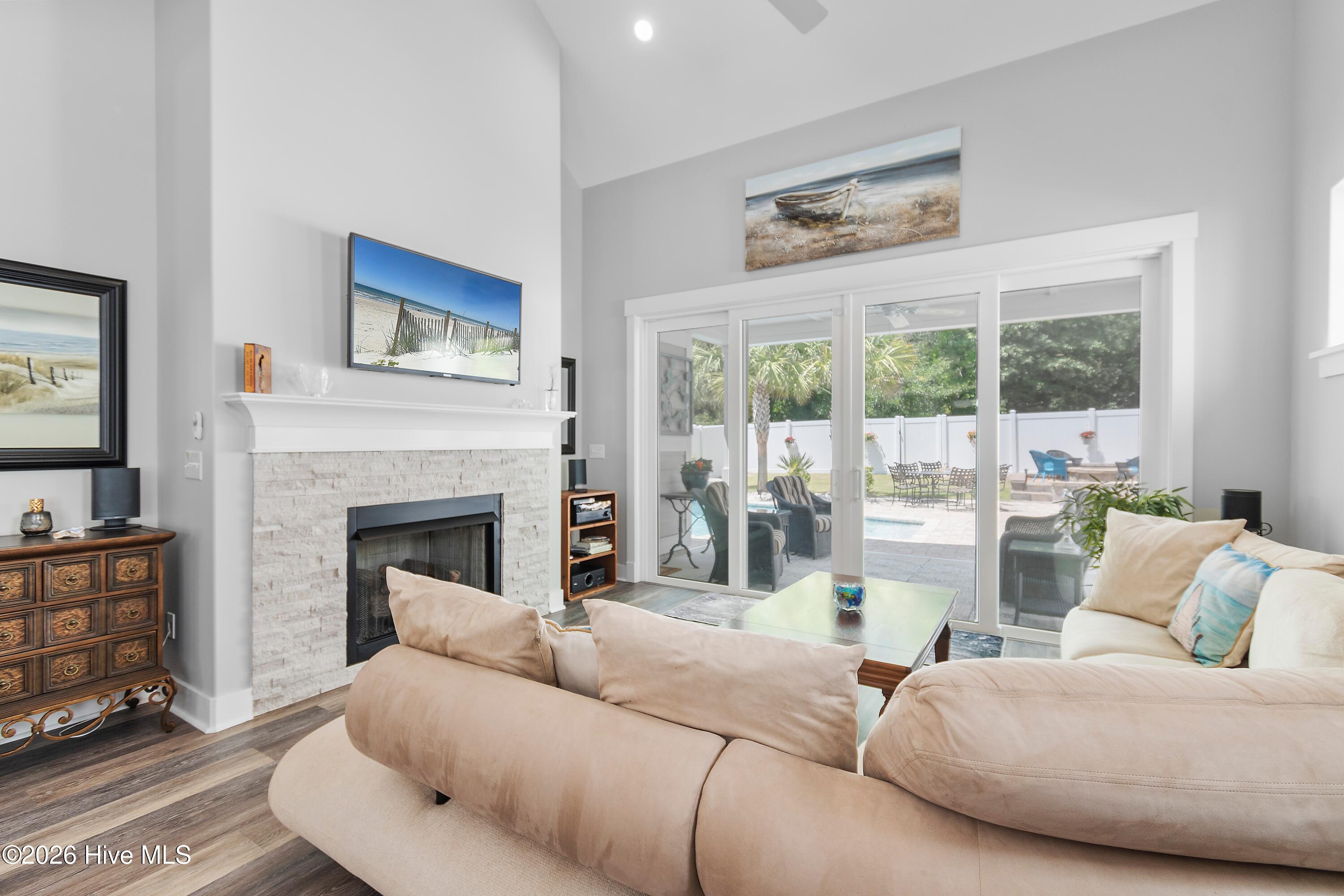 100561295 | Photo 13