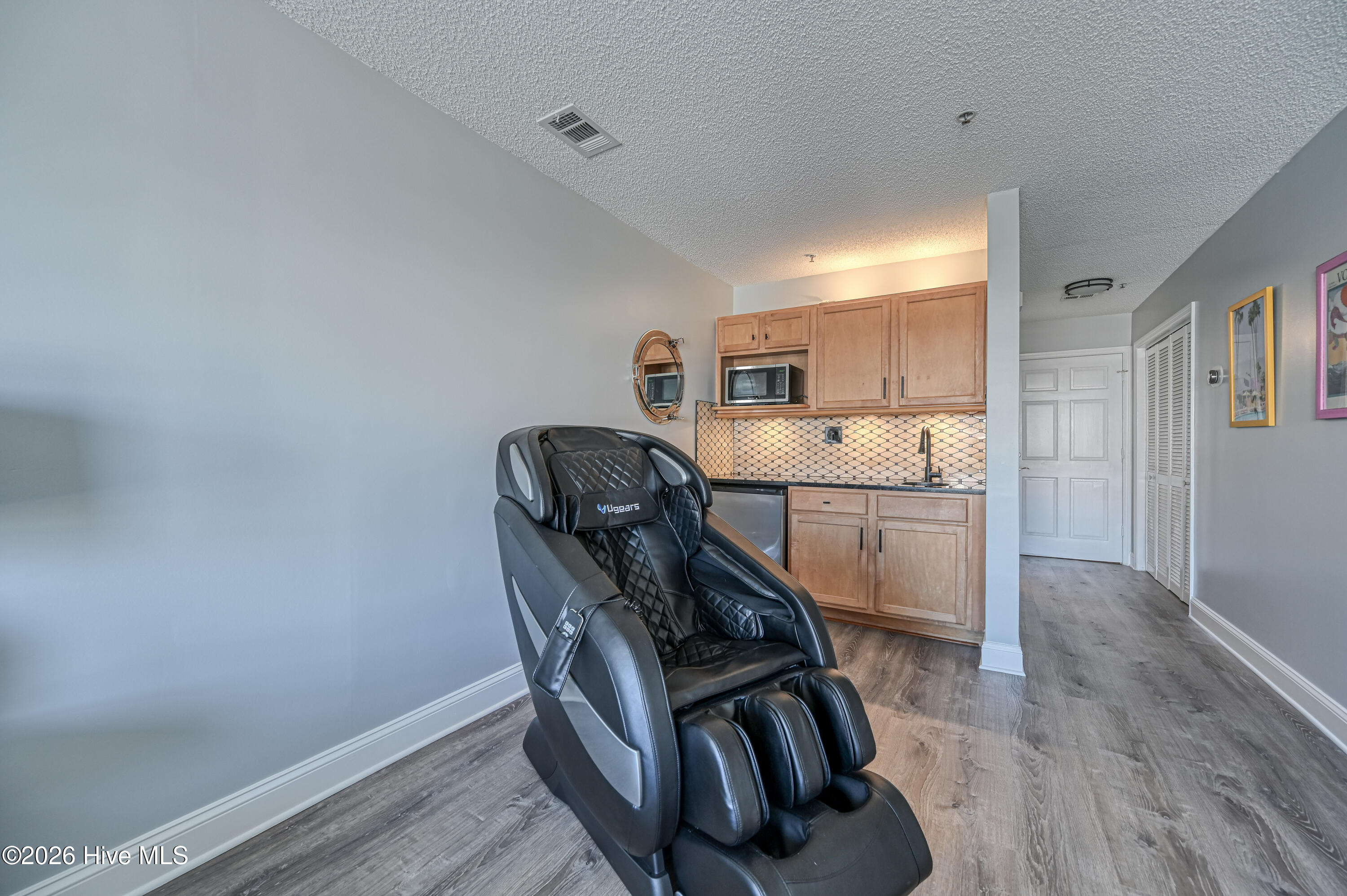 100568256 | Photo 43