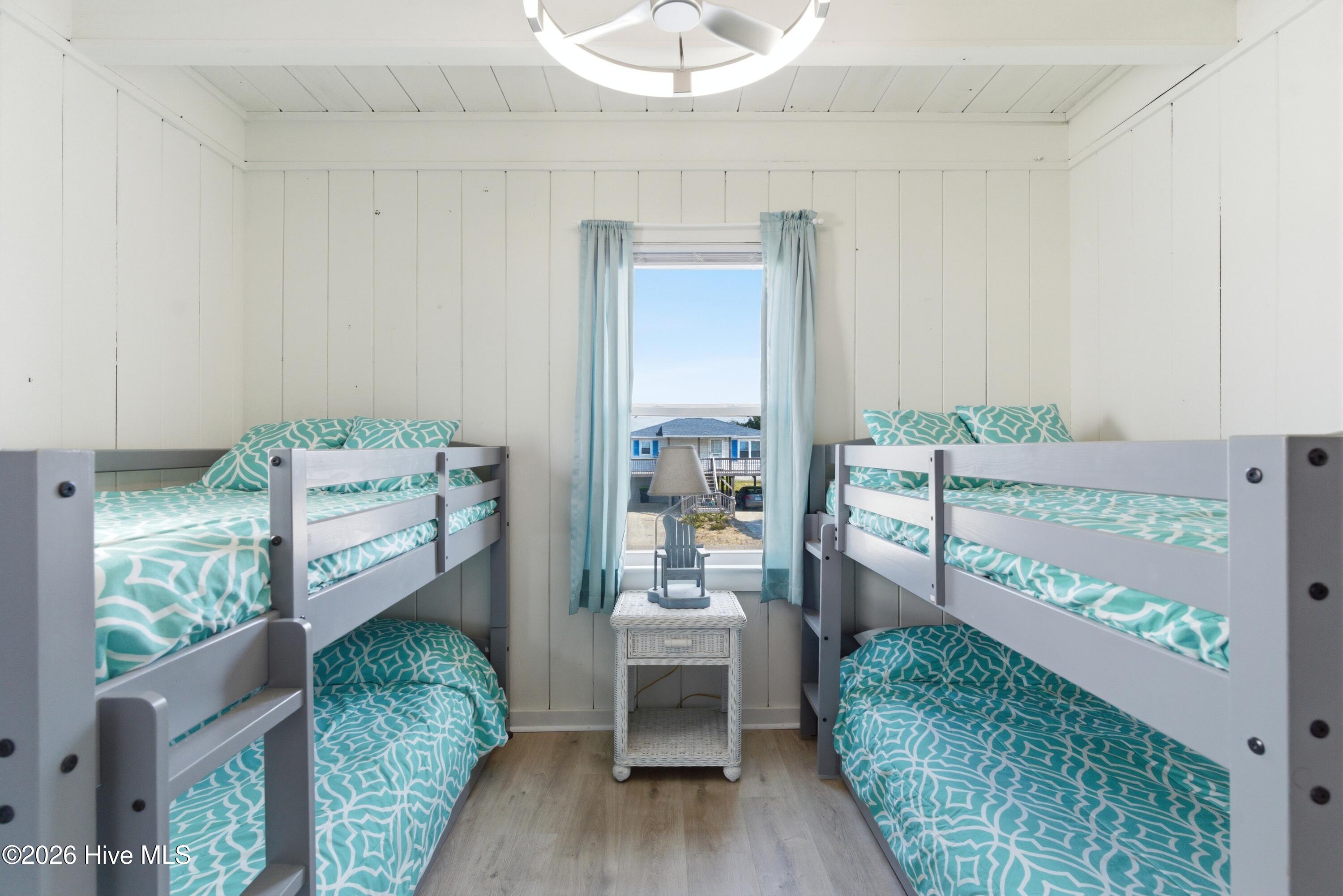 100570347 | Photo 33