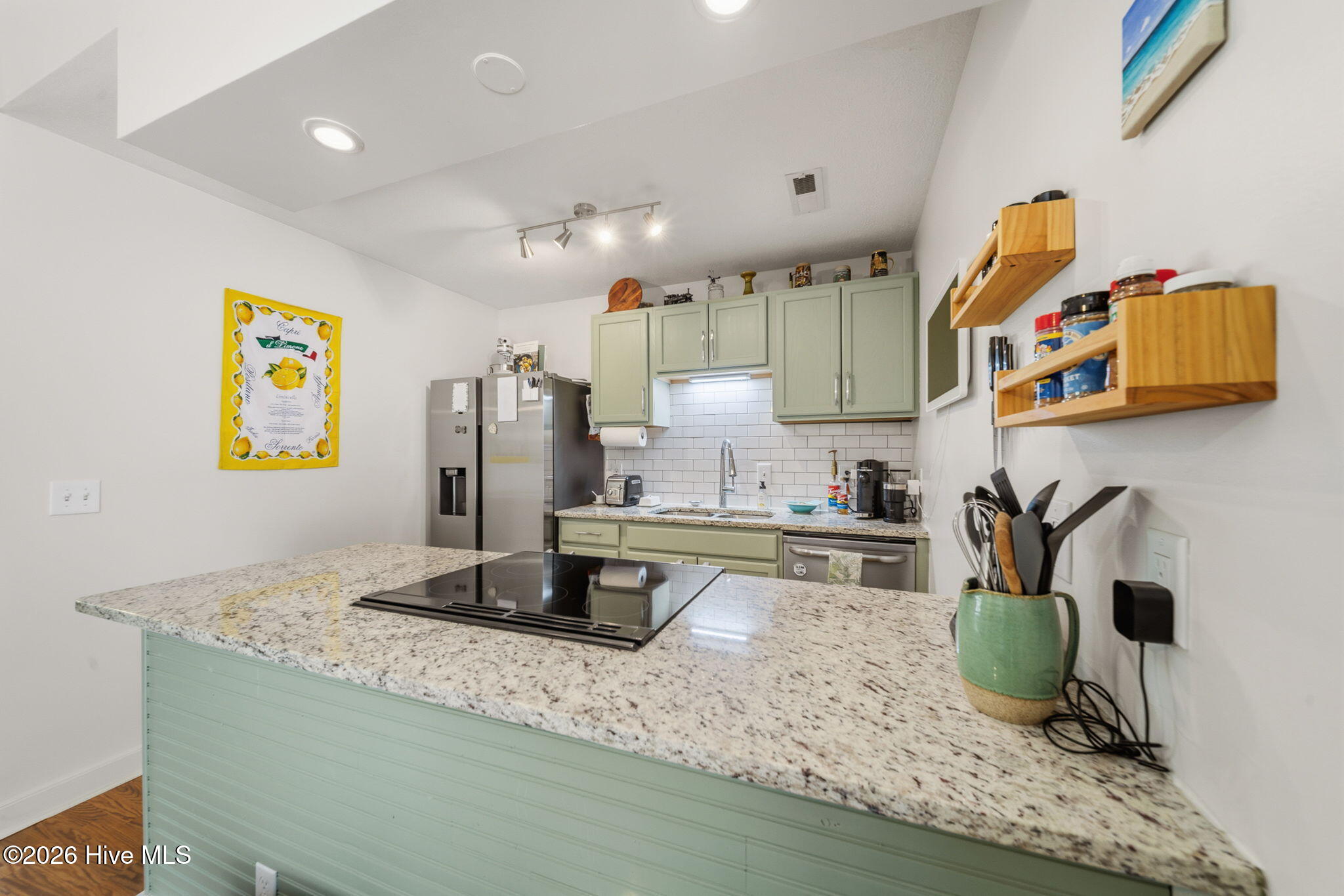 100560647 | Photo 15