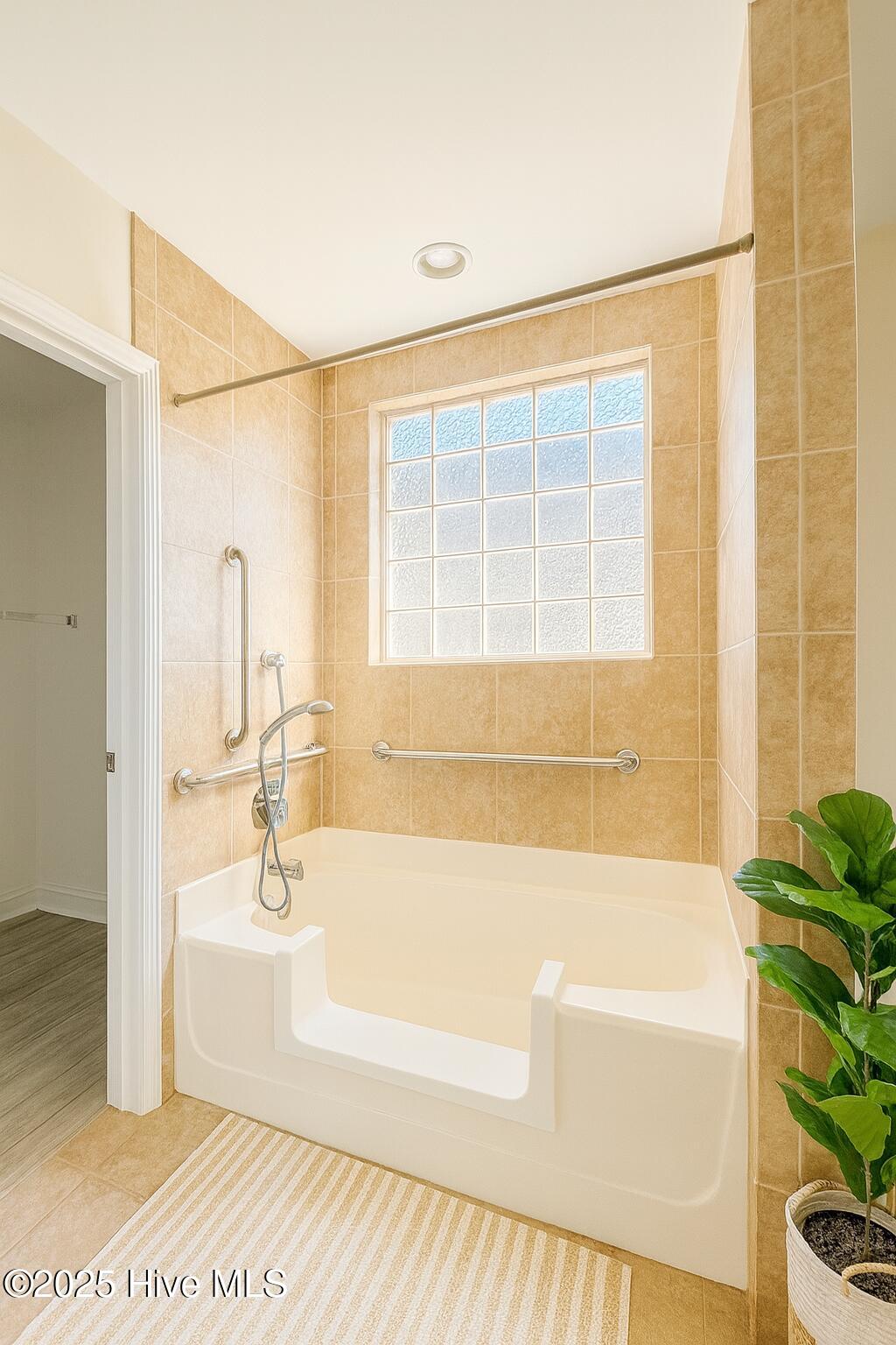 100537389 | Photo 13