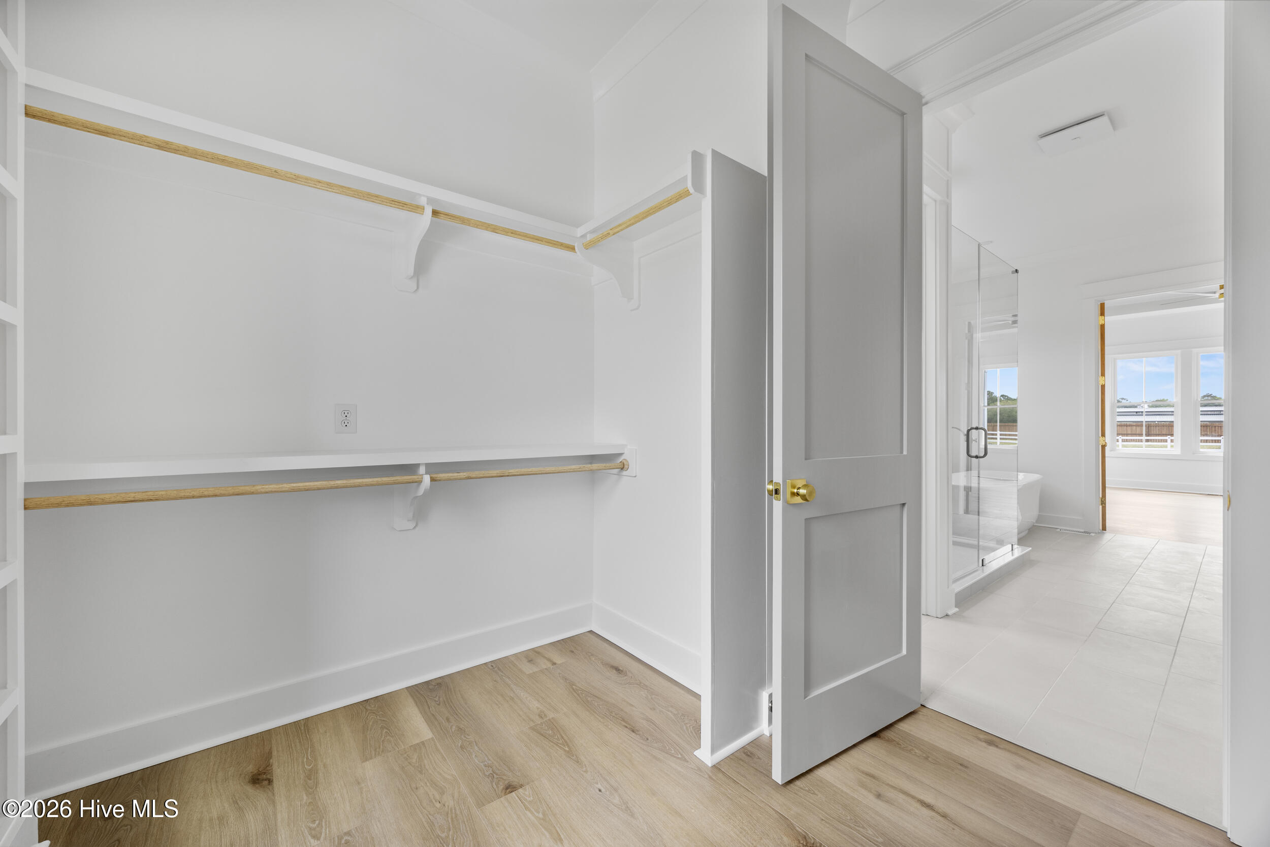 100570401 | Photo 18