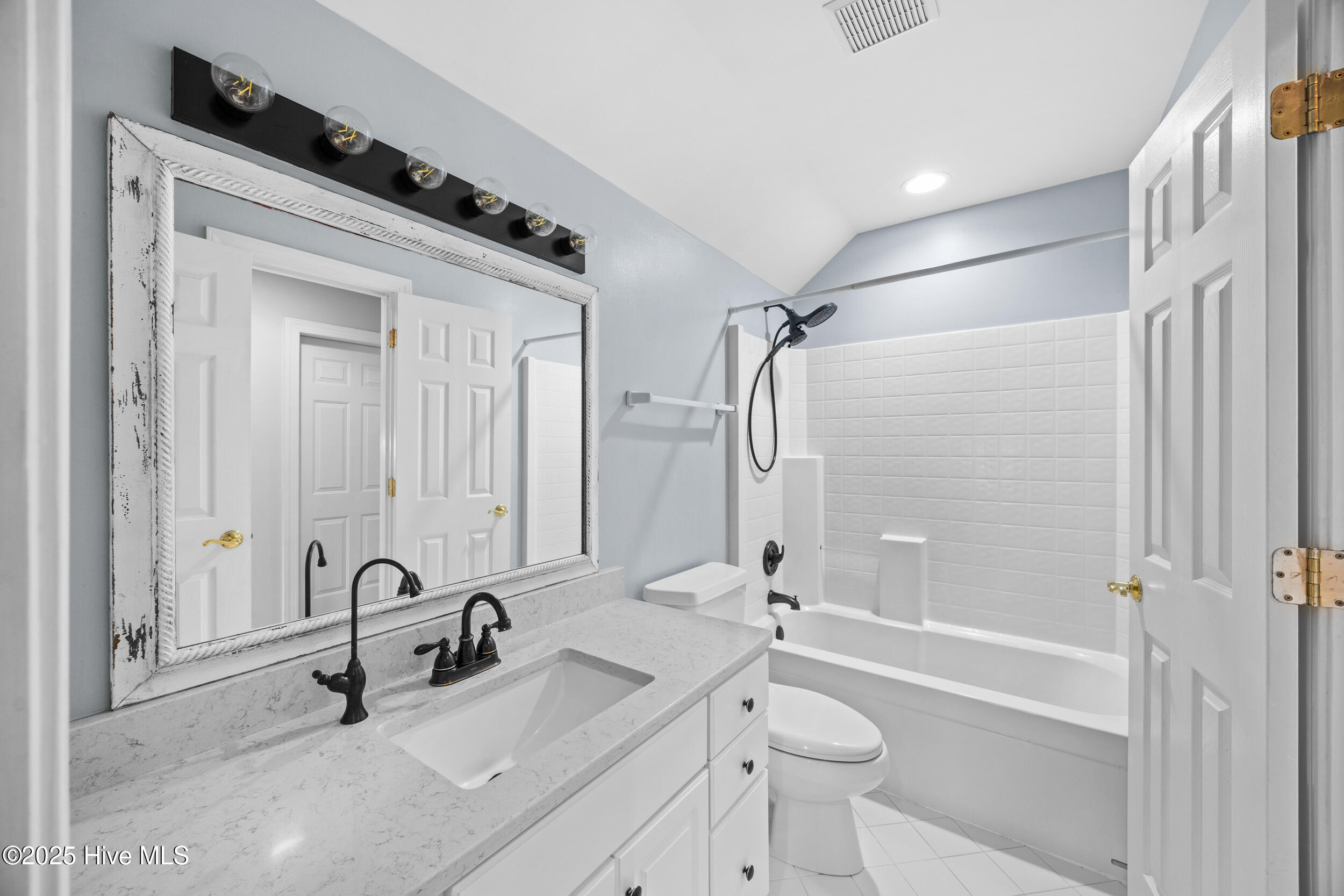 100538720 | Photo 46