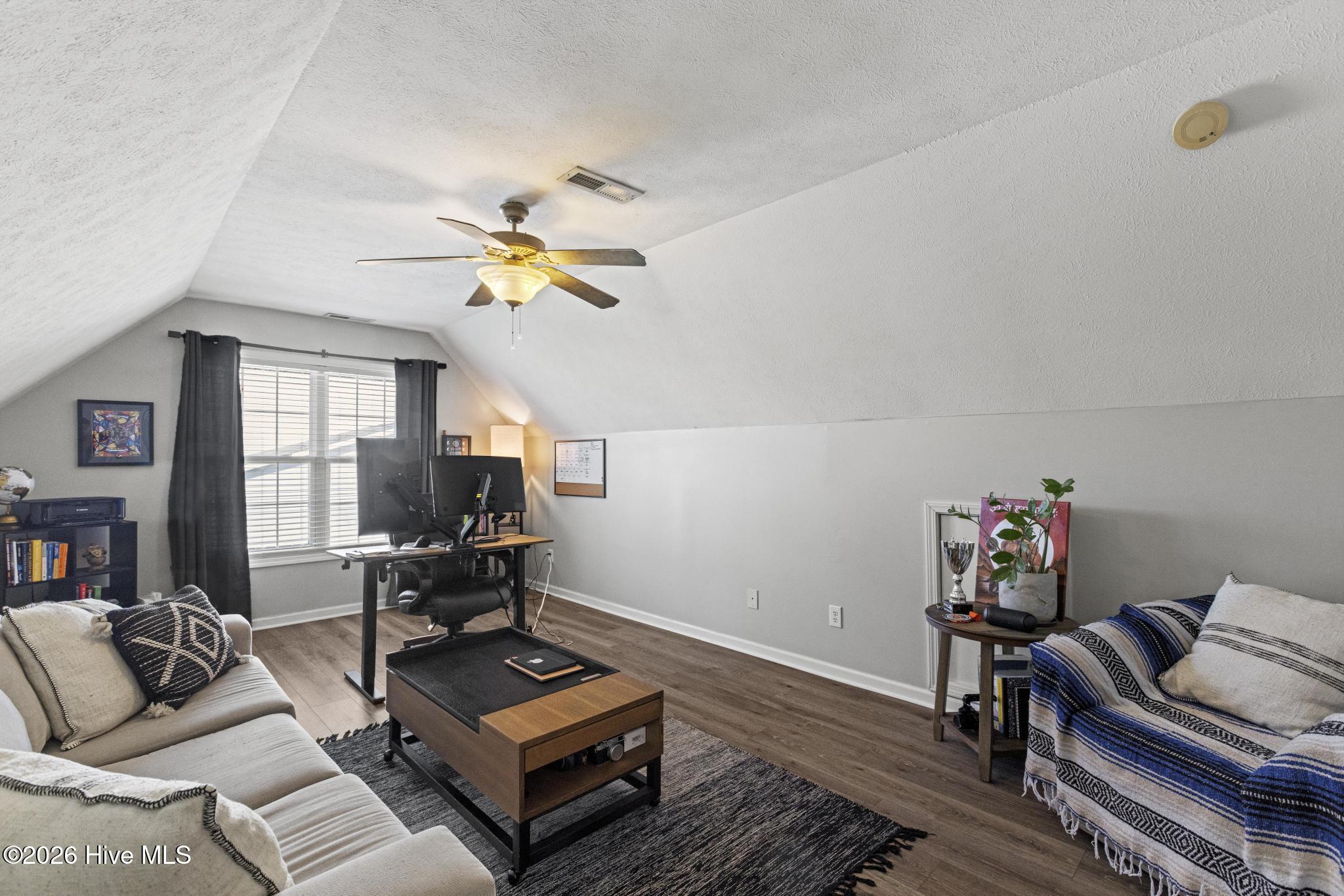 100567348 | Photo 11