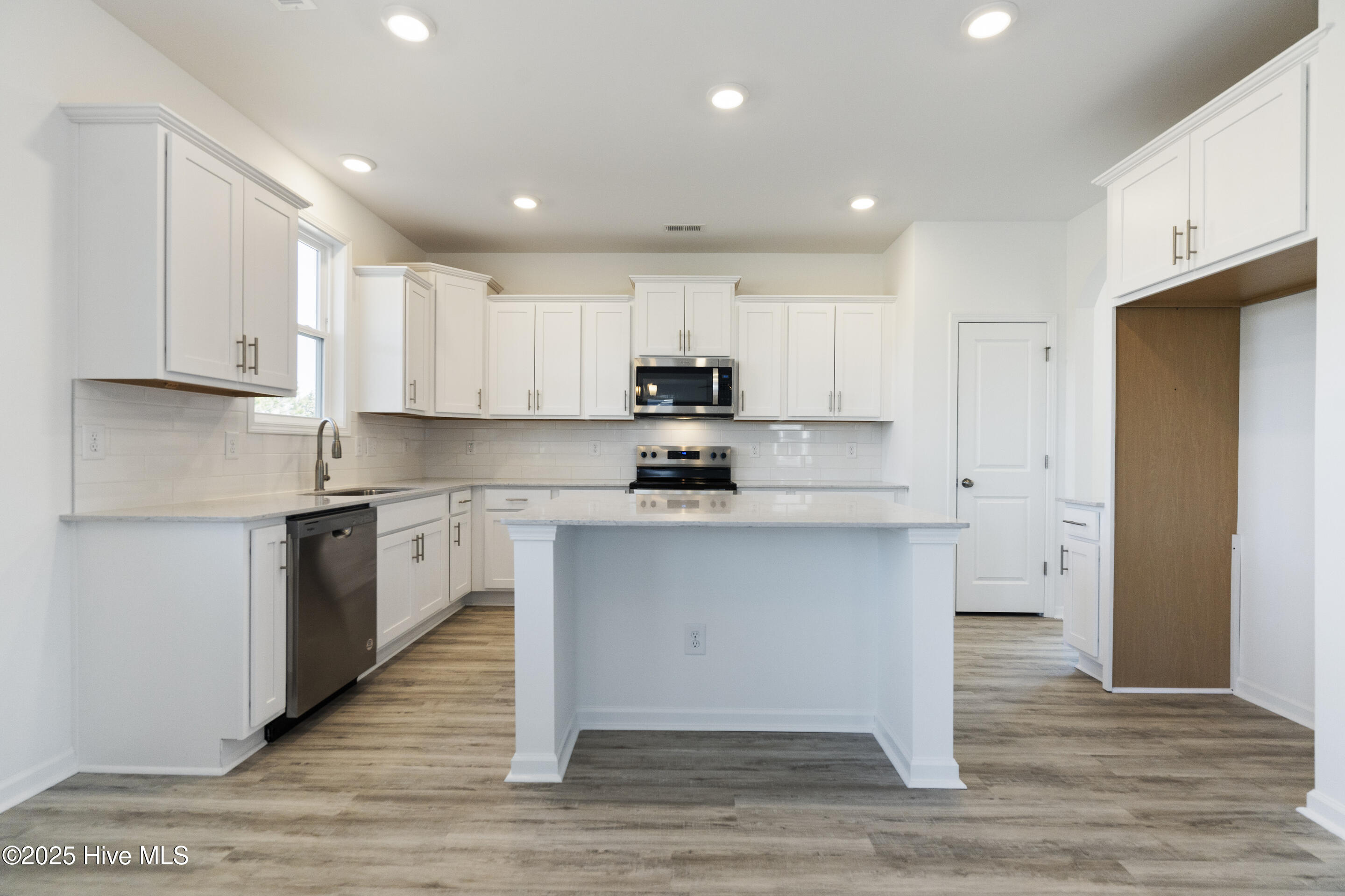 100486193 | Photo 15