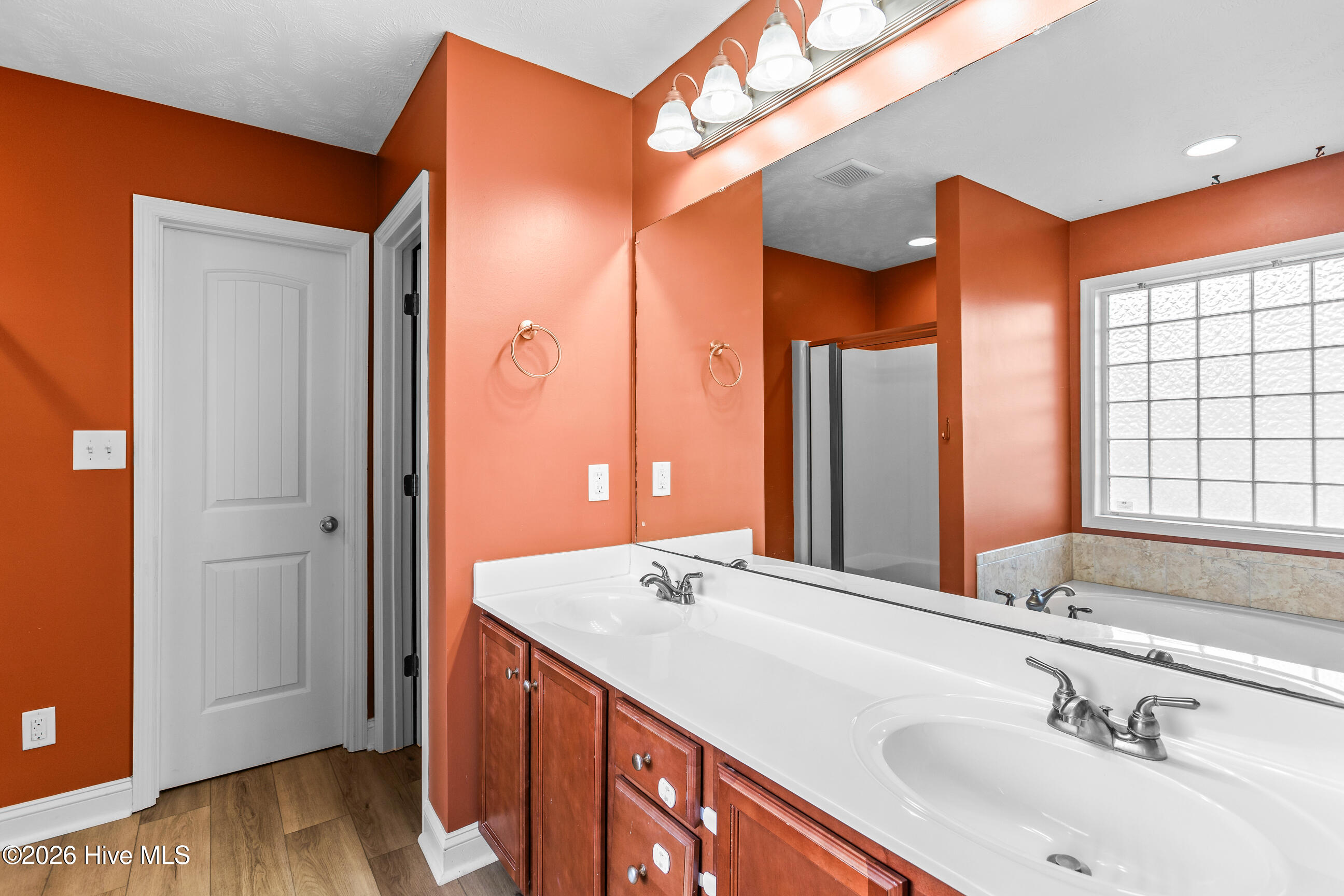 100570395 | Photo 19