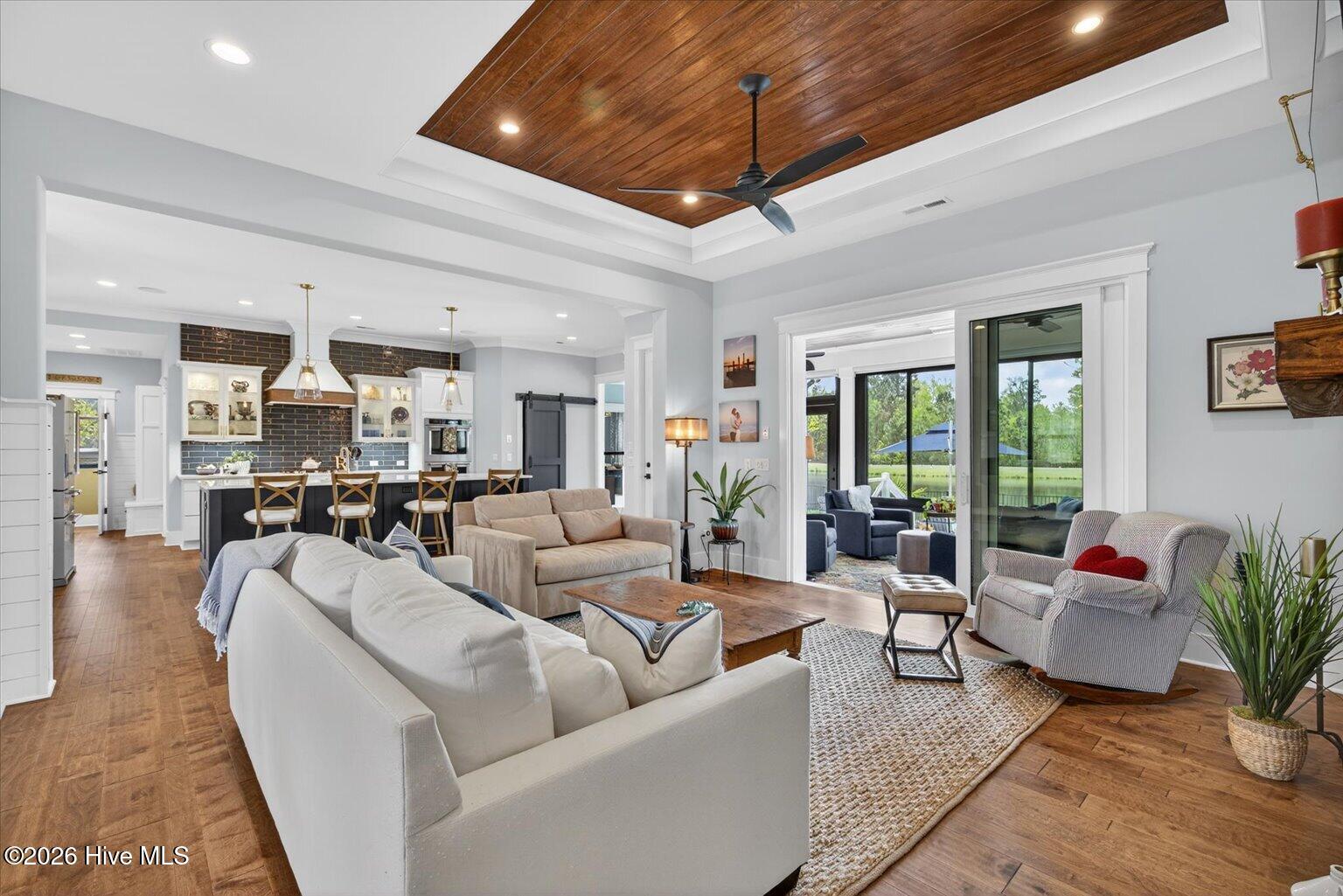 100566266 | Photo 23