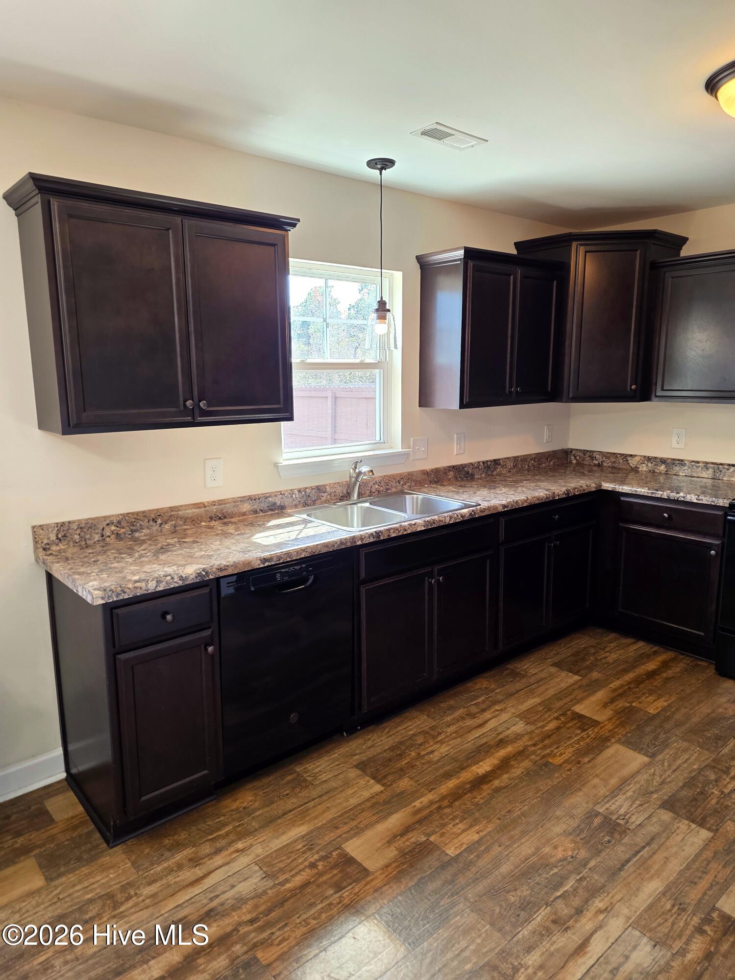 100527843 | Photo 19