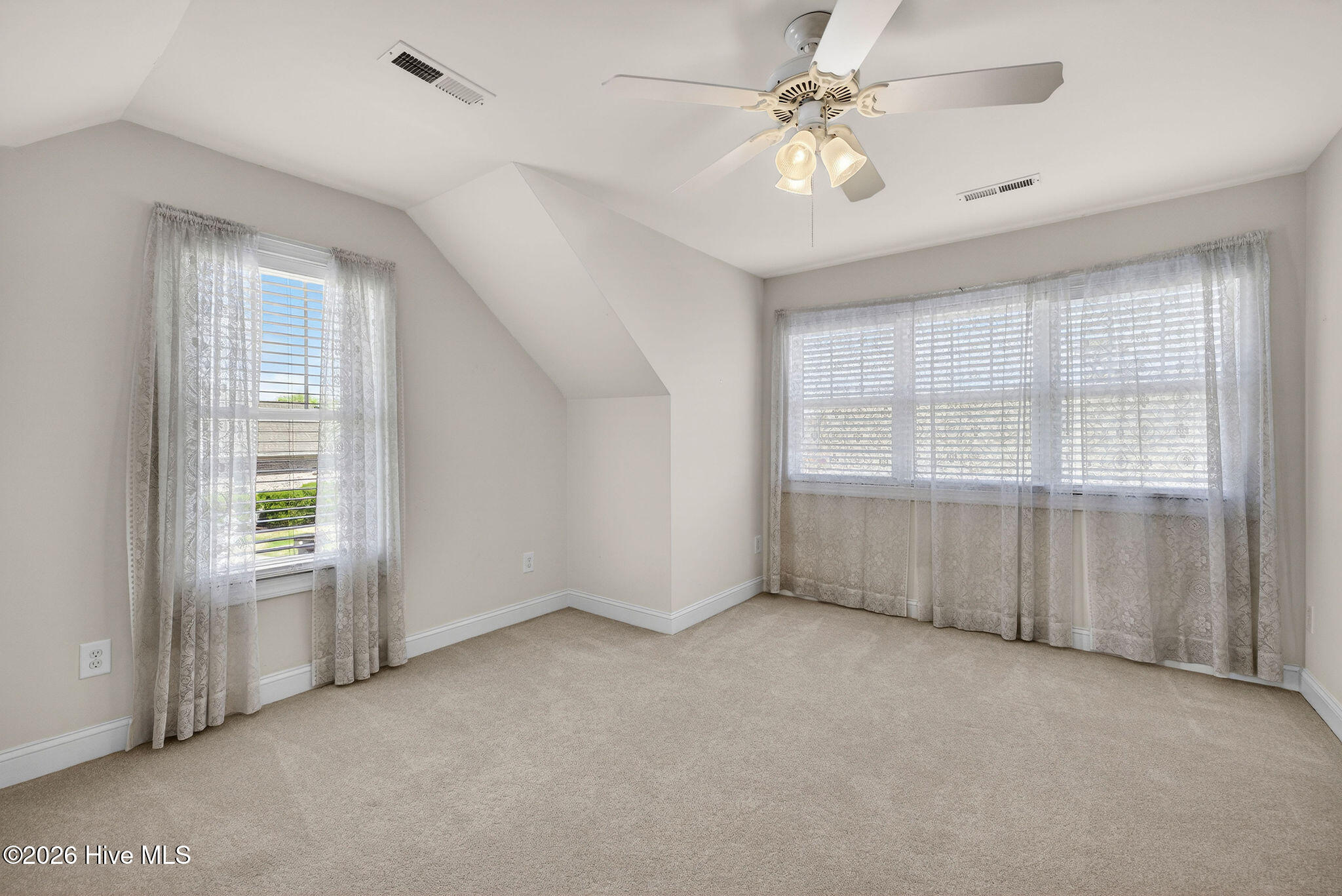 100565729 | Photo 35