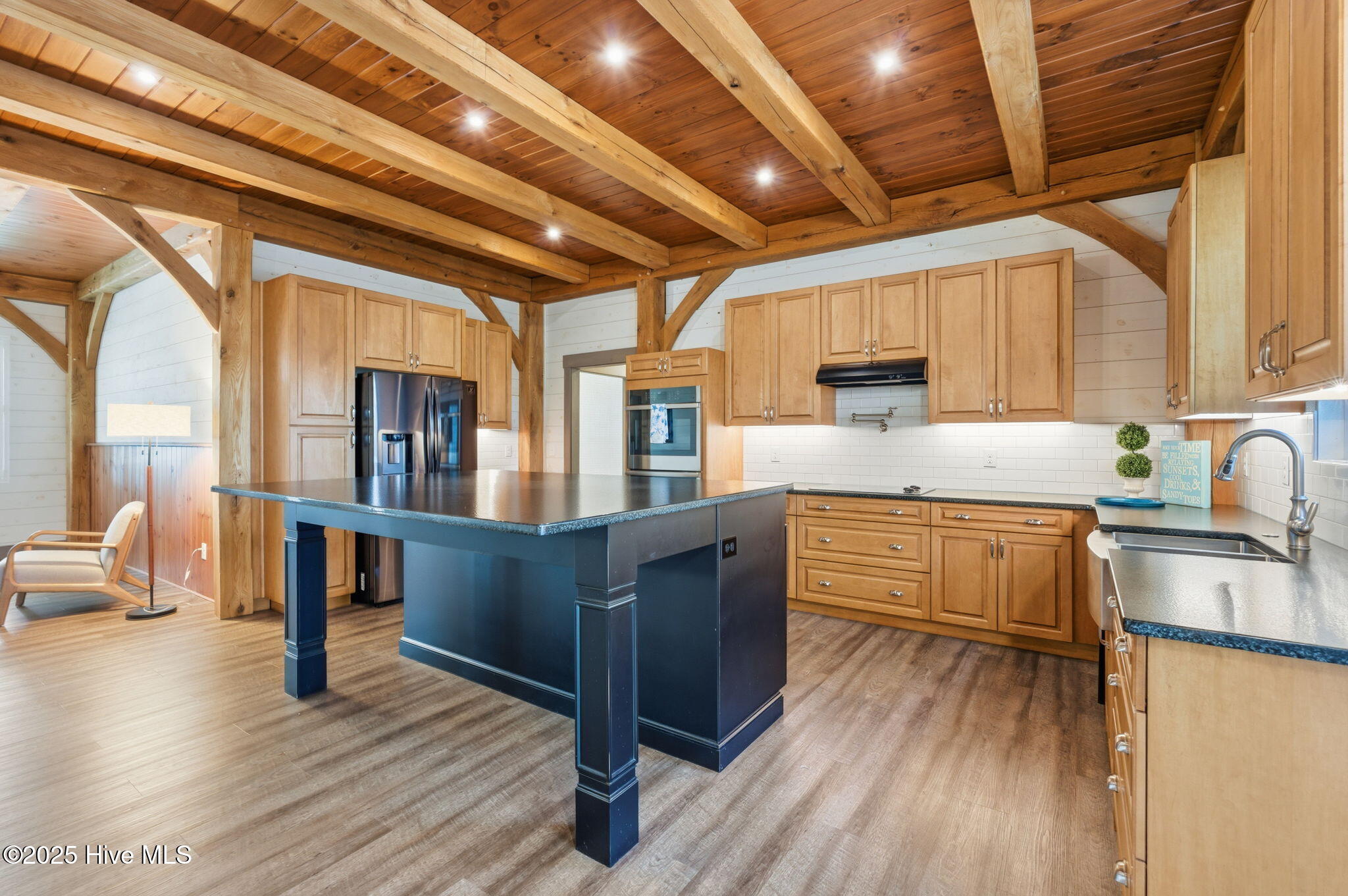 100535585 | Photo 93