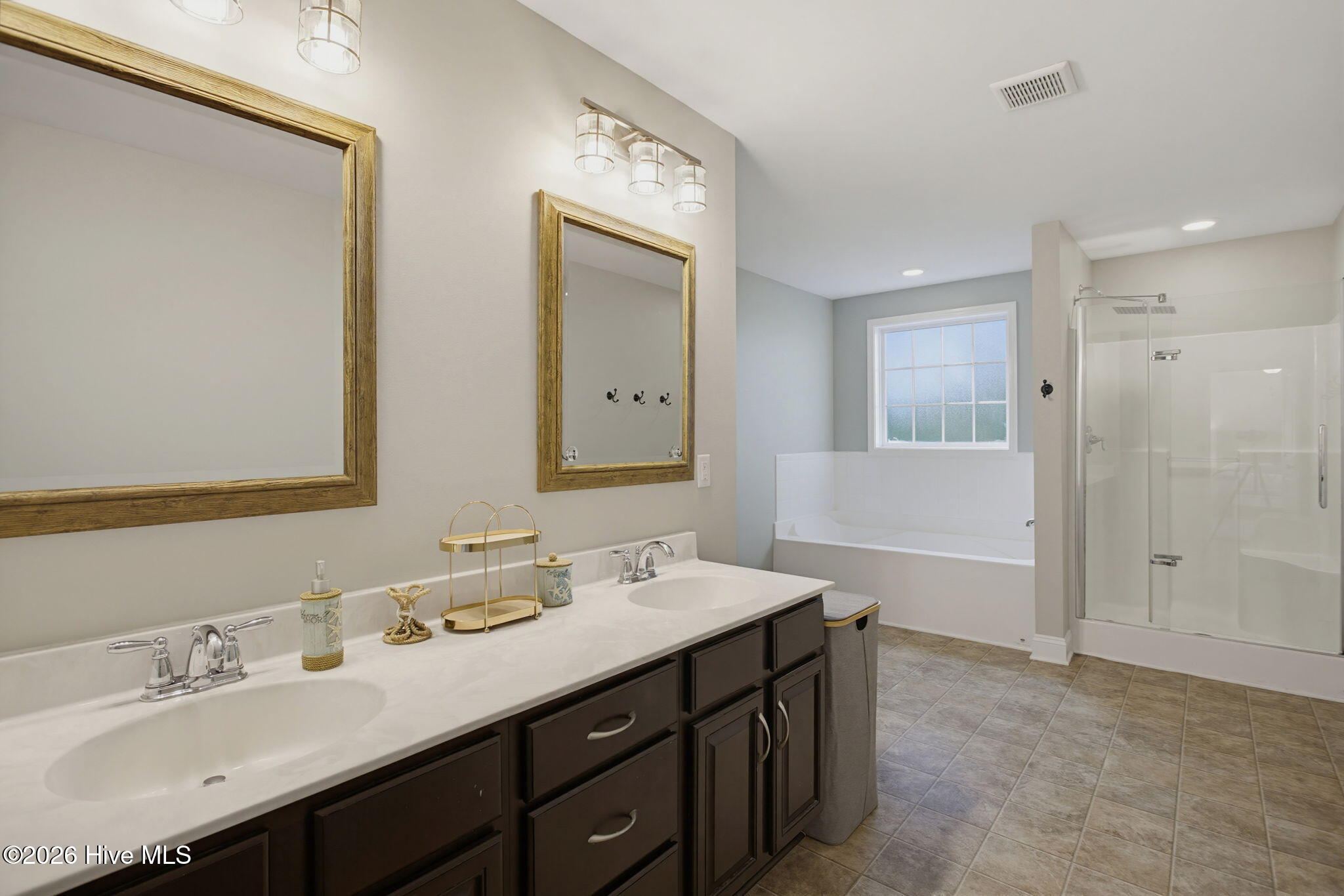 100580458 | Photo 26