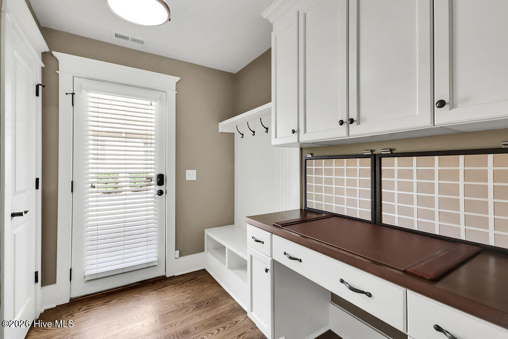 100548295 | Photo 40