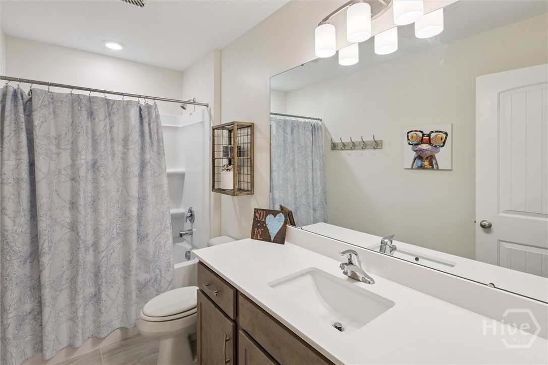 Hall / Guest Bathroom