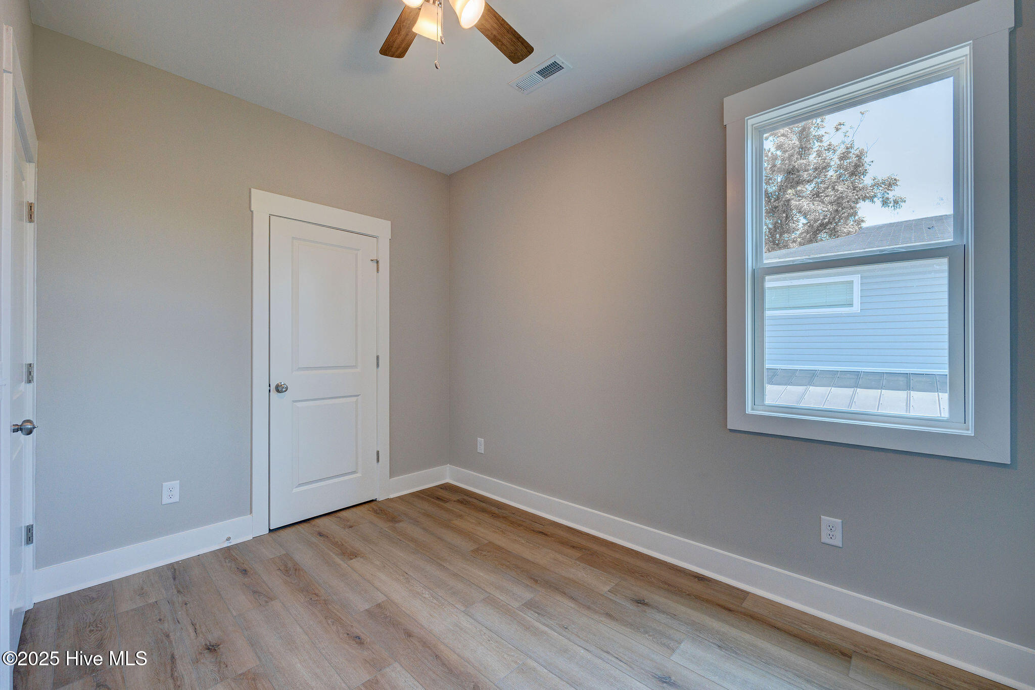 100527296 | Photo 38