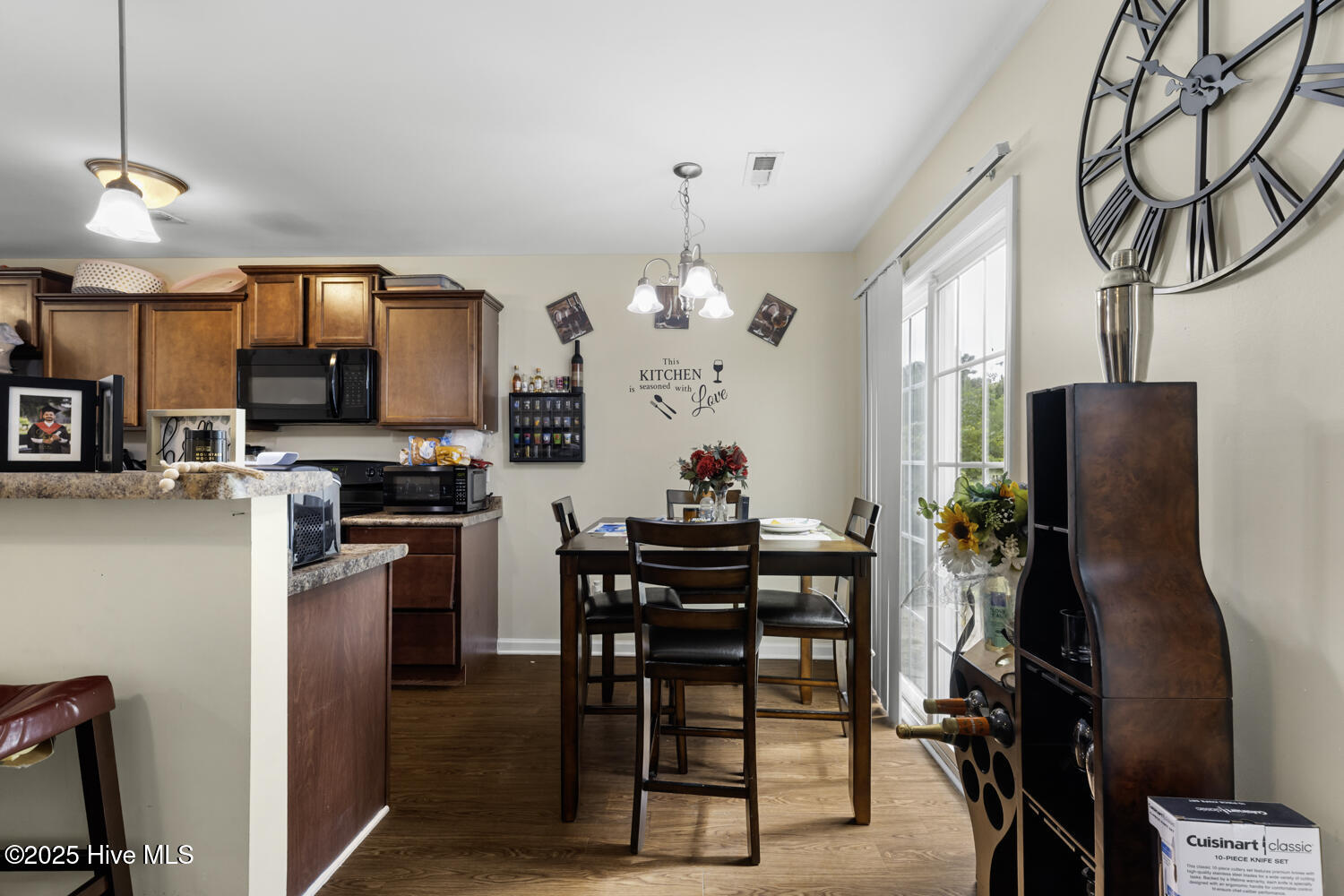 100530118 | Photo 10