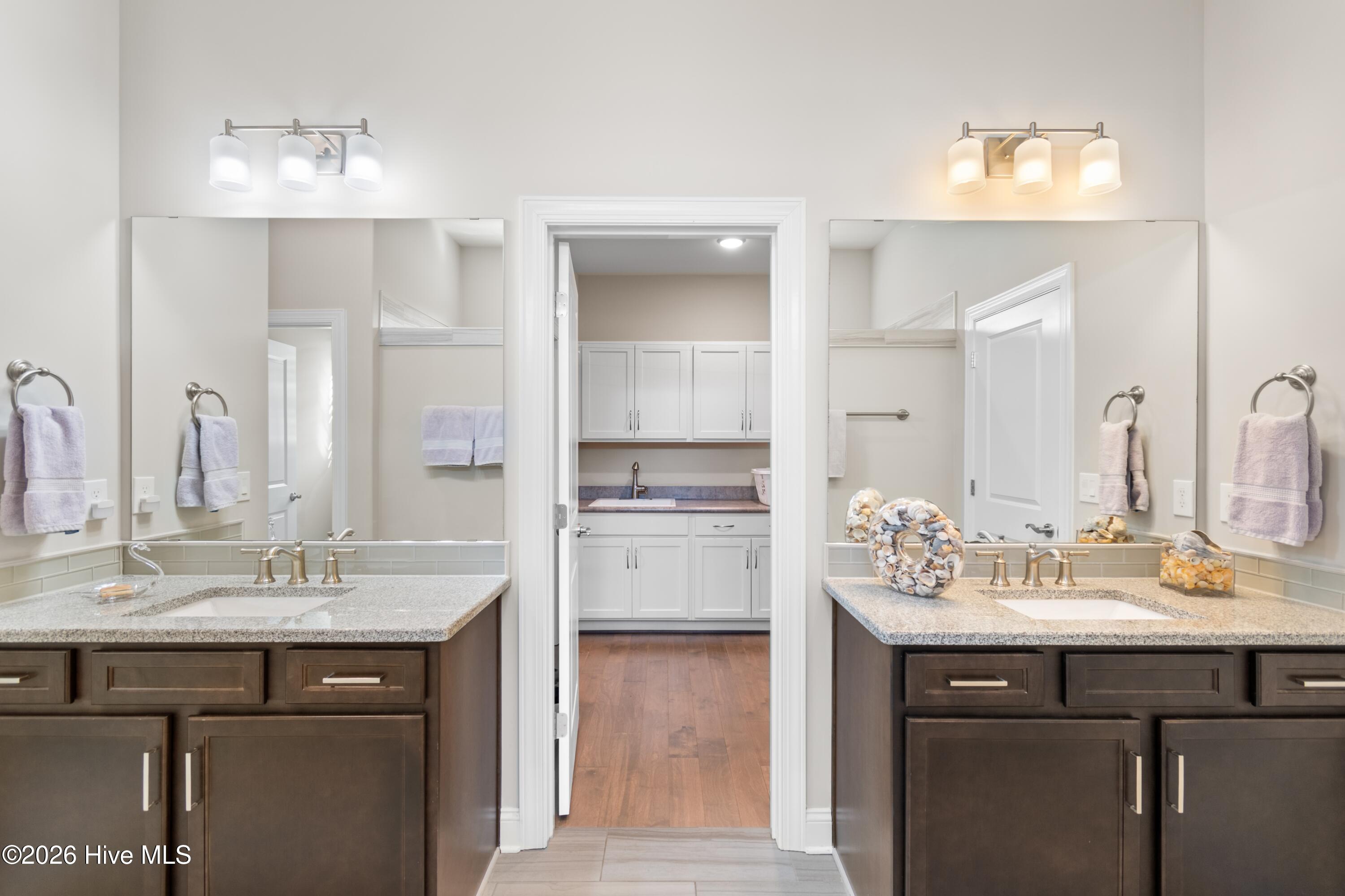 100560288 | Photo 44