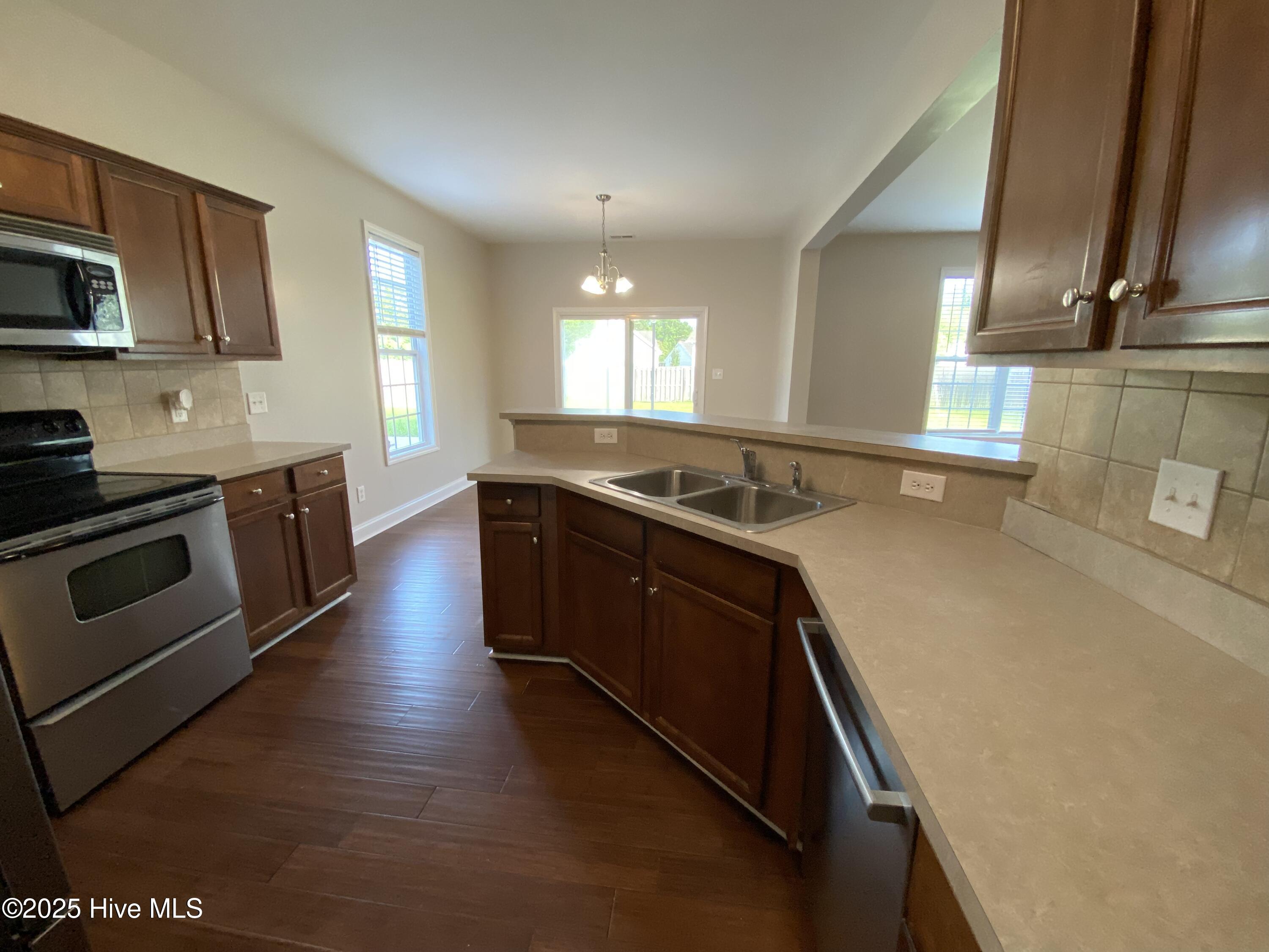 100566817 | Photo 10