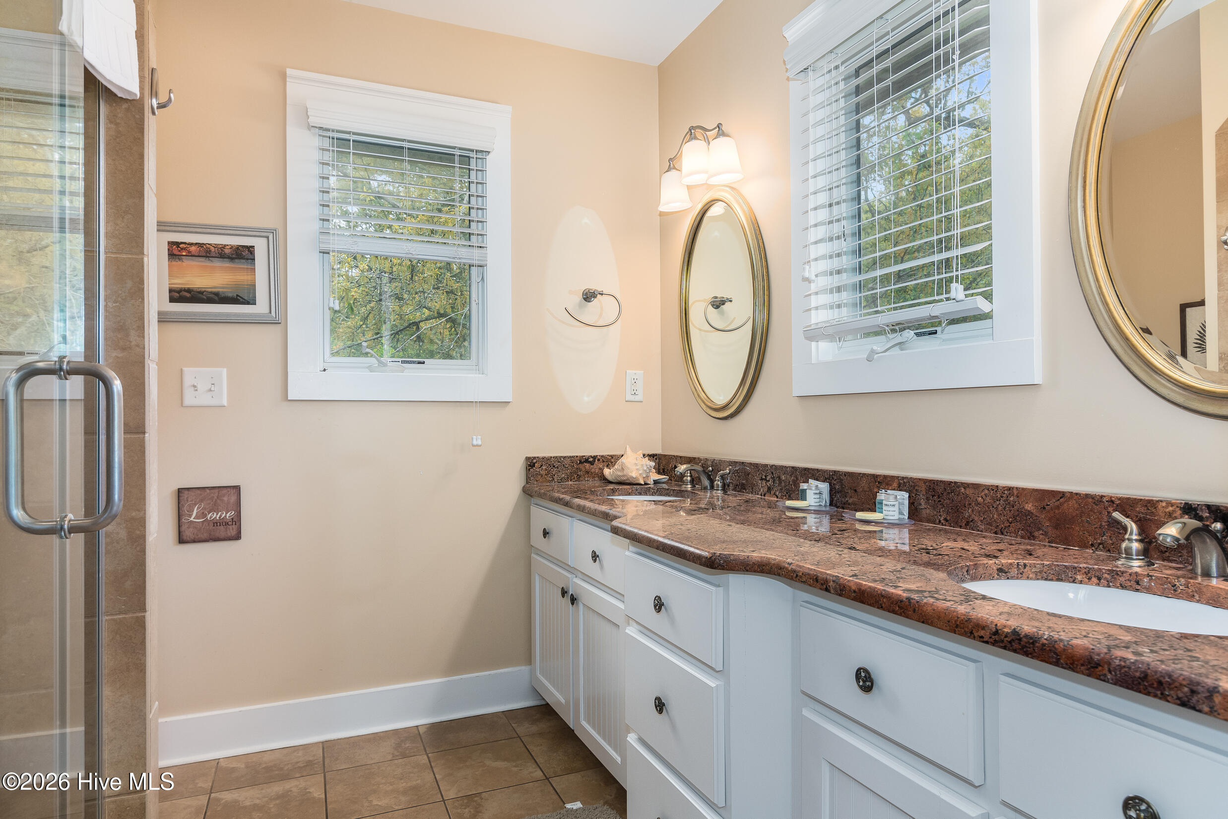 100570305 | Photo 29