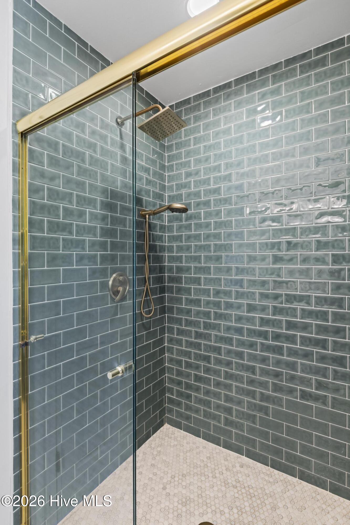 100568439 | Photo 30