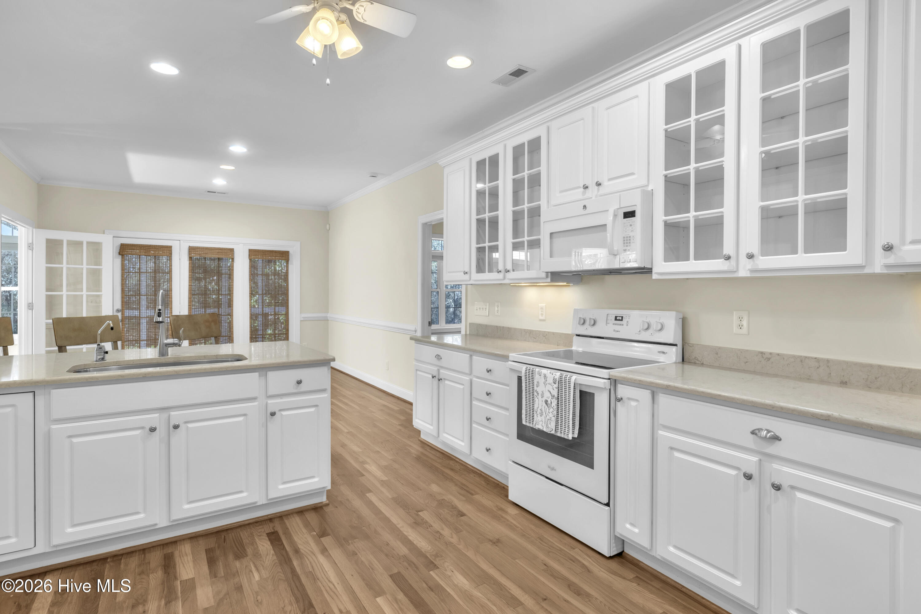 100549882 | Photo 11