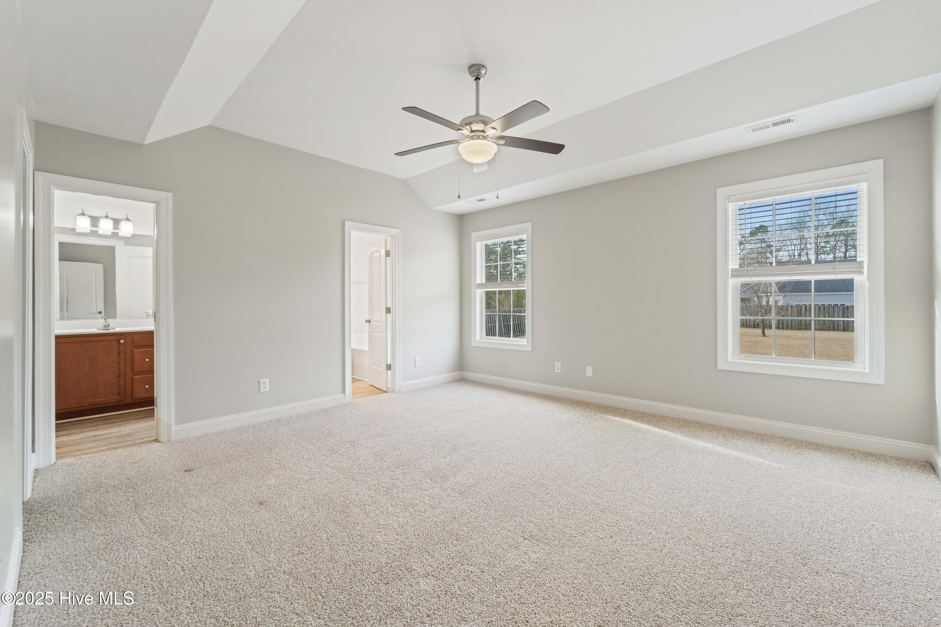 100558334 | Photo 13