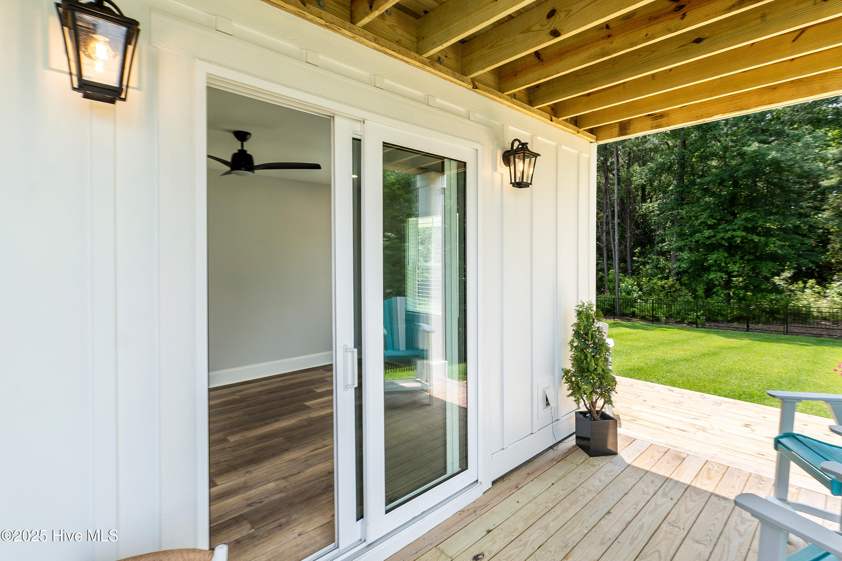 100526022 | Photo 42