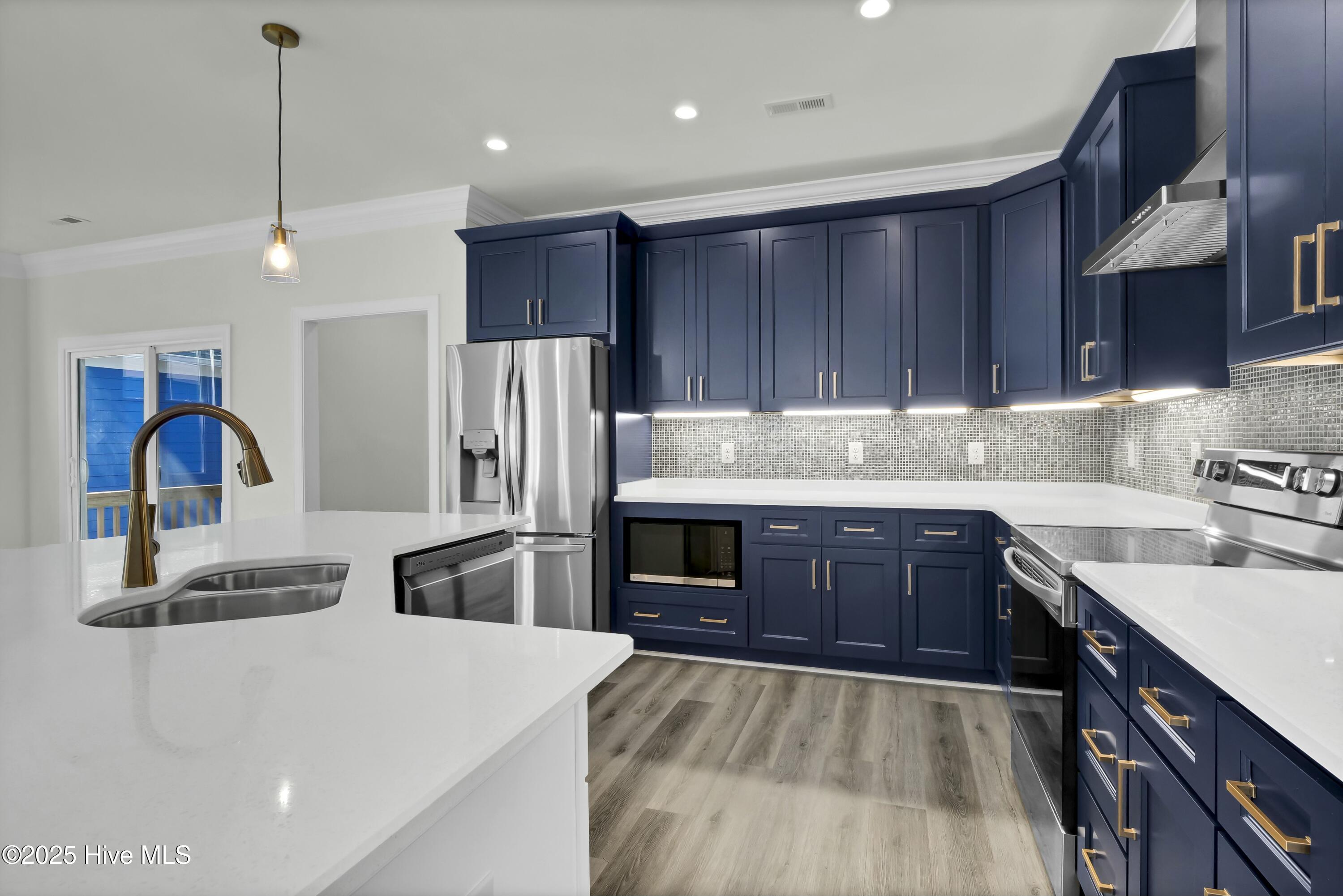 100486370 | Photo 14