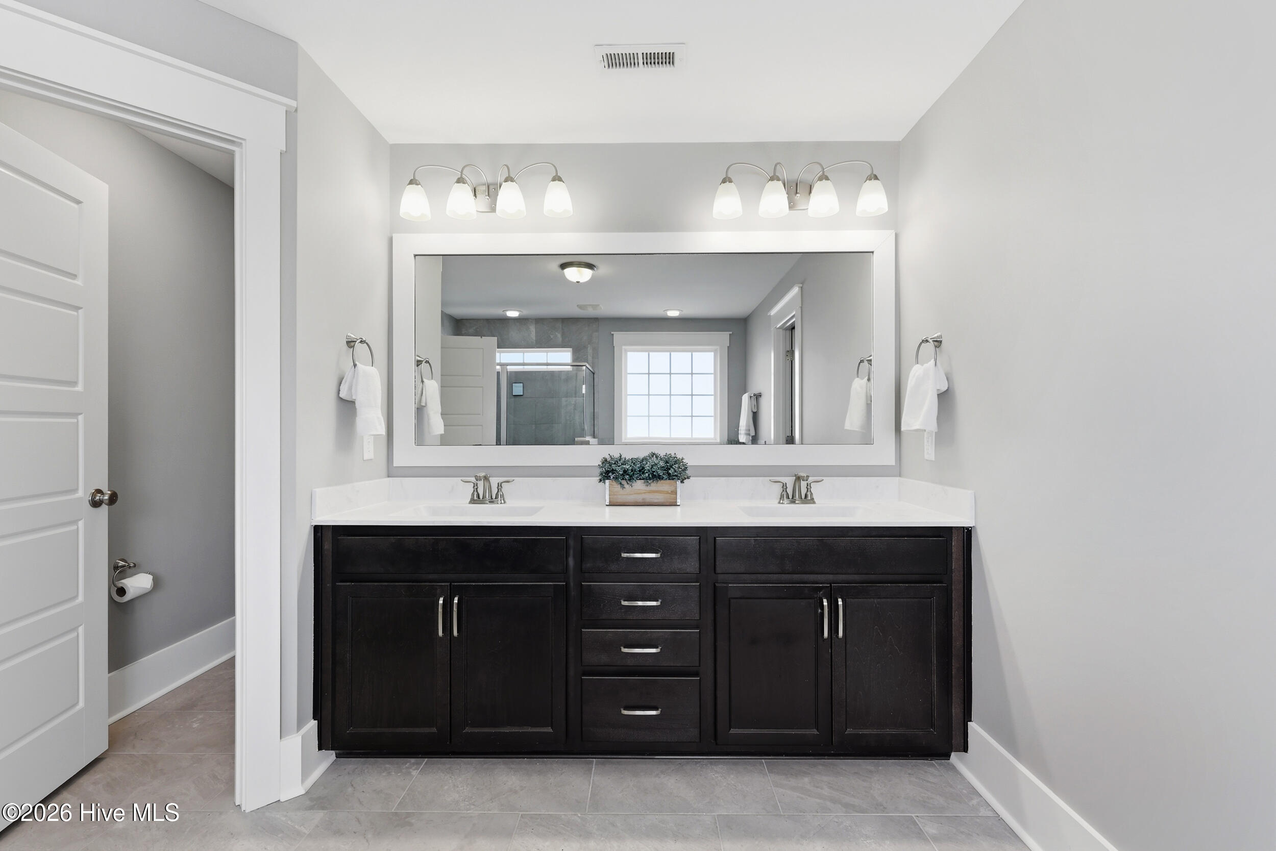 100561471 | Photo 33