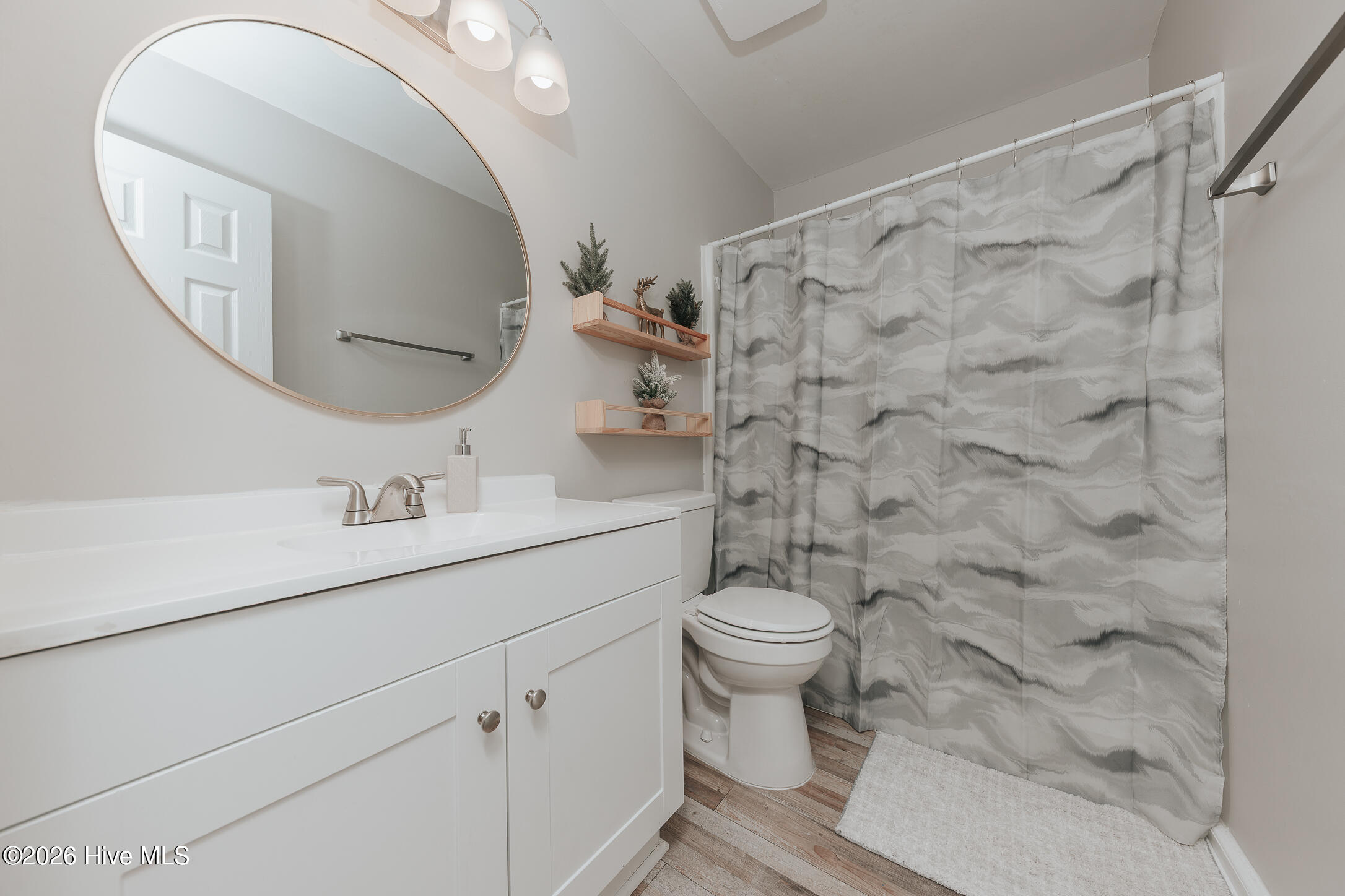 100566387 | Photo 32