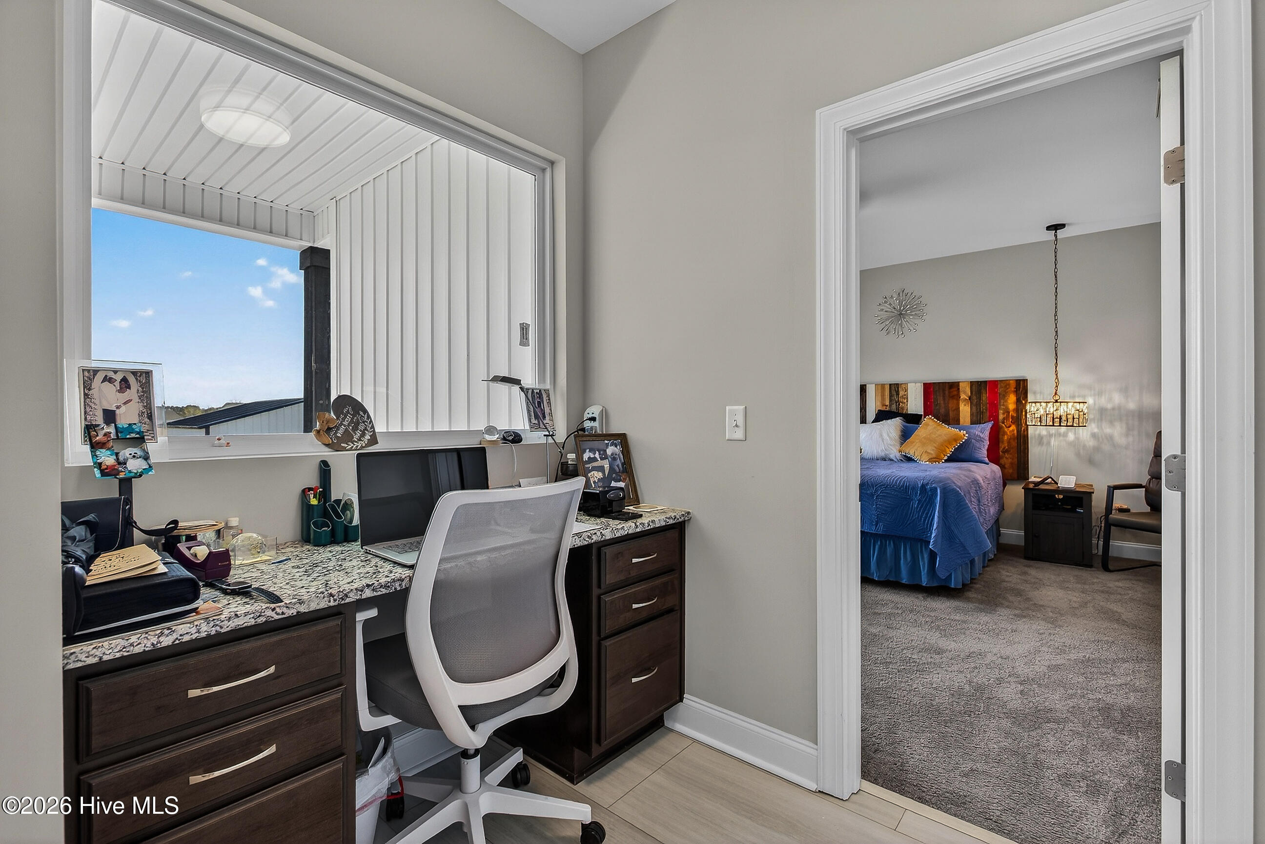 100561338 | Photo 23