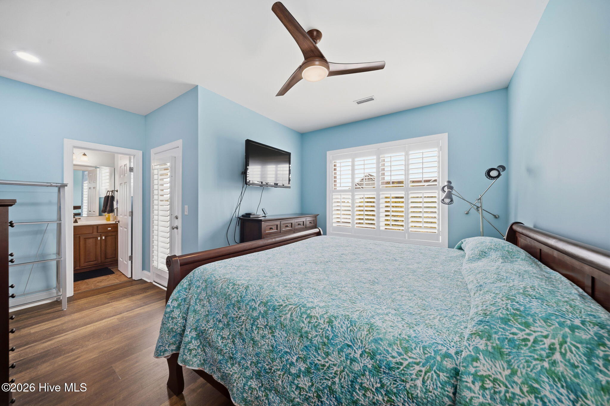 100566136 | Photo 51