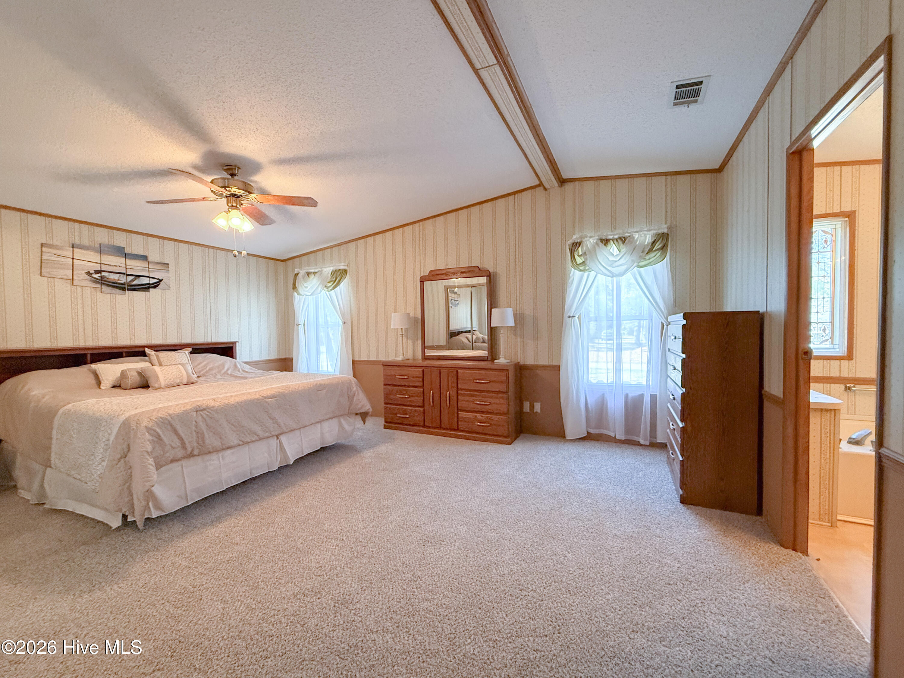 100563984 | Photo 35