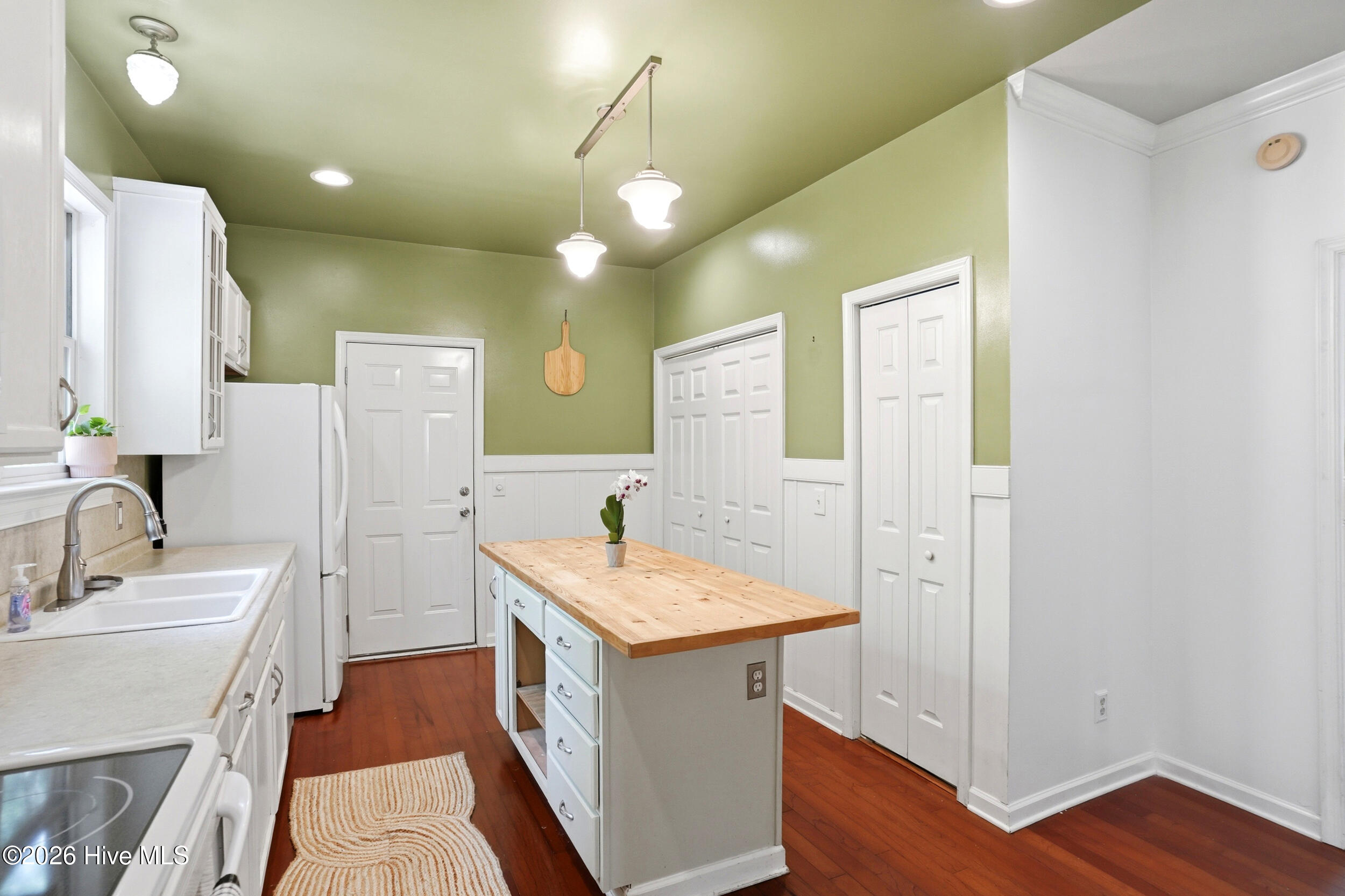 100569296 | Photo 12