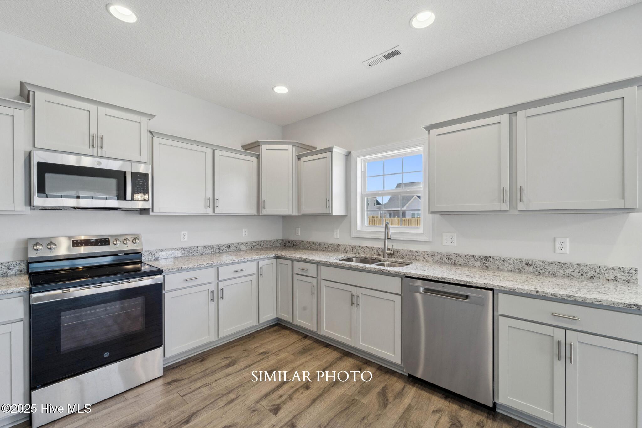 205 Windsor Run Boulevard, Jacksonville, NC 28546 – photo 15: SIMILAR PHOTO 17 (5)