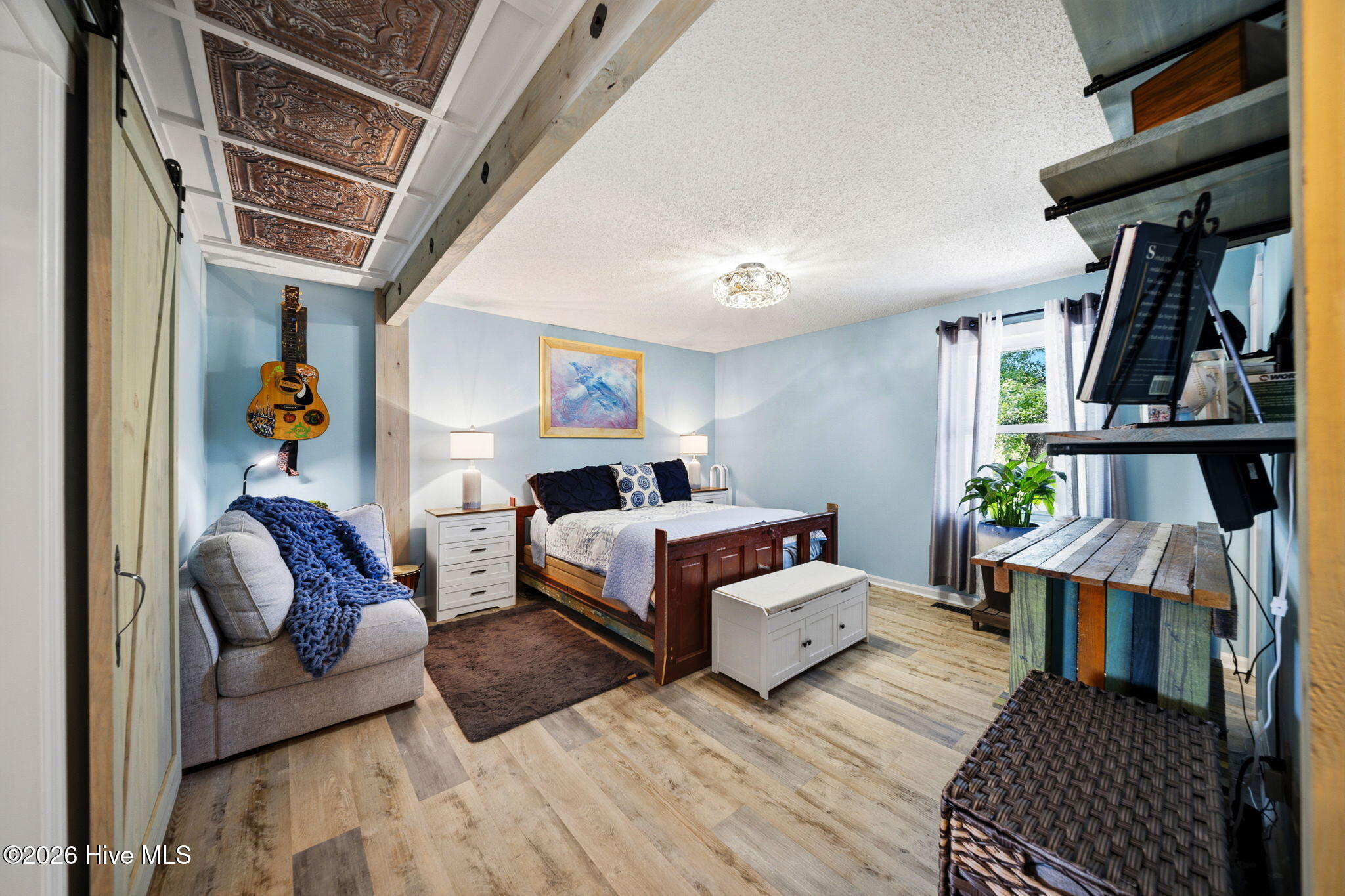 100569227 | Photo 11