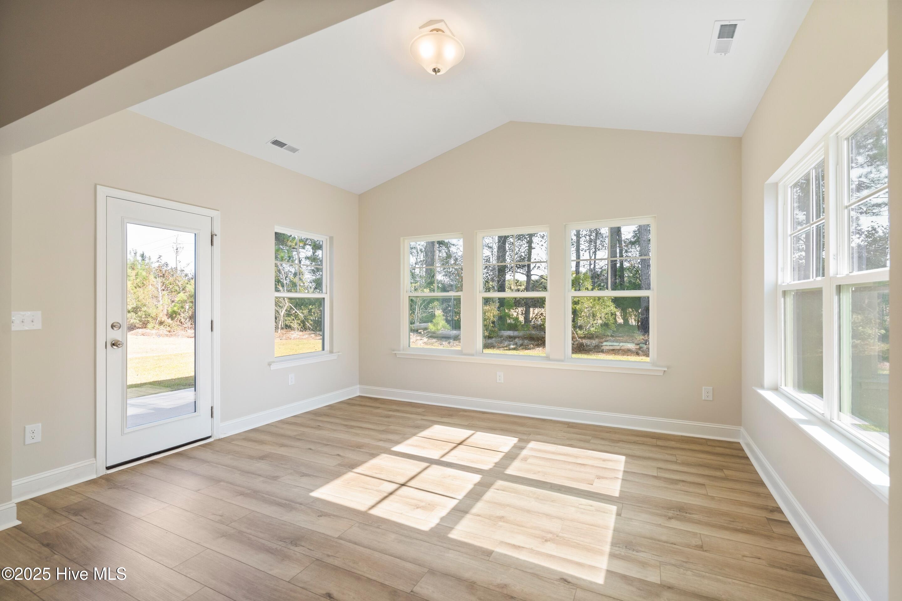 100543354 | Photo 47