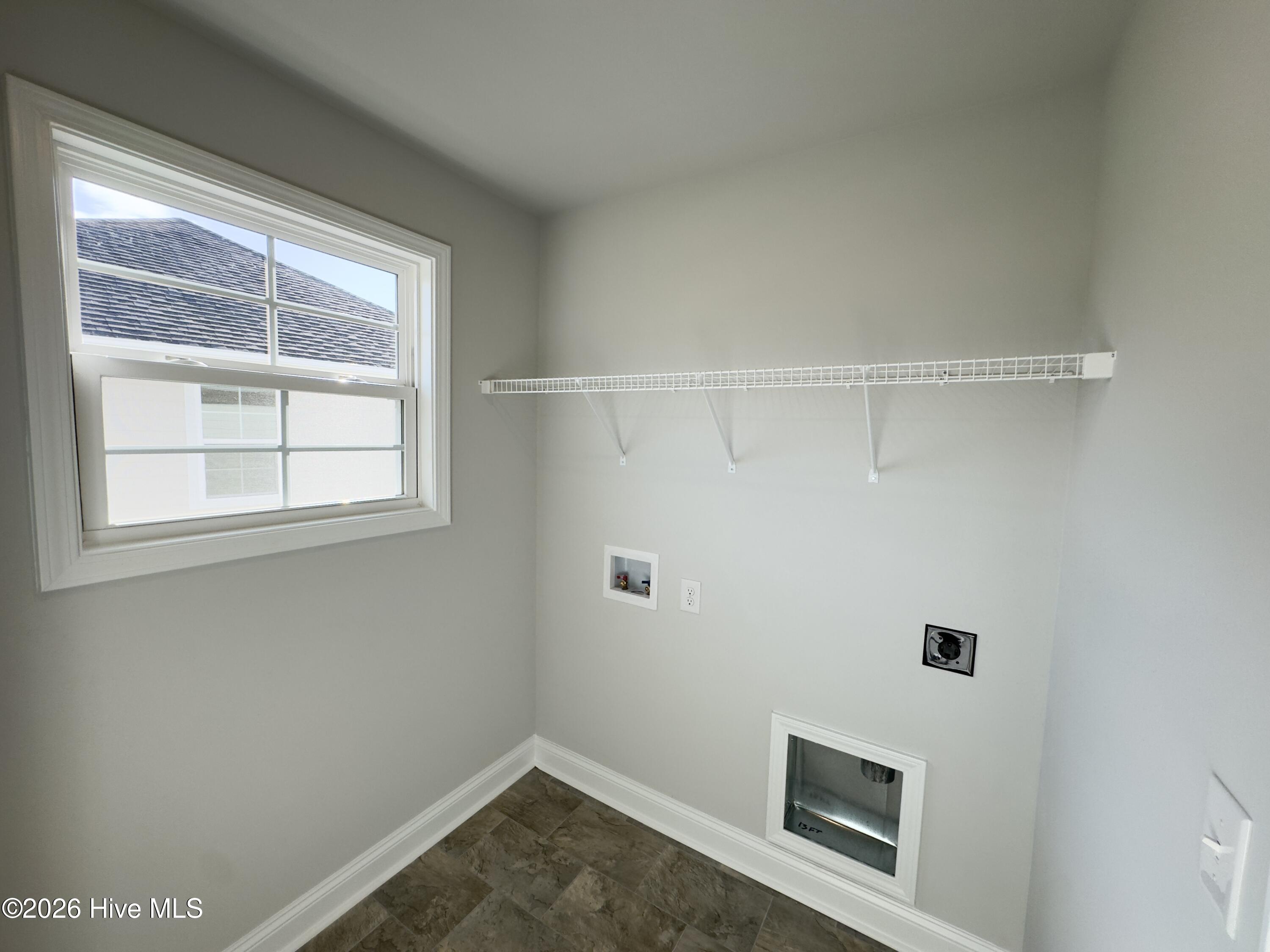 100563324 | Photo 25