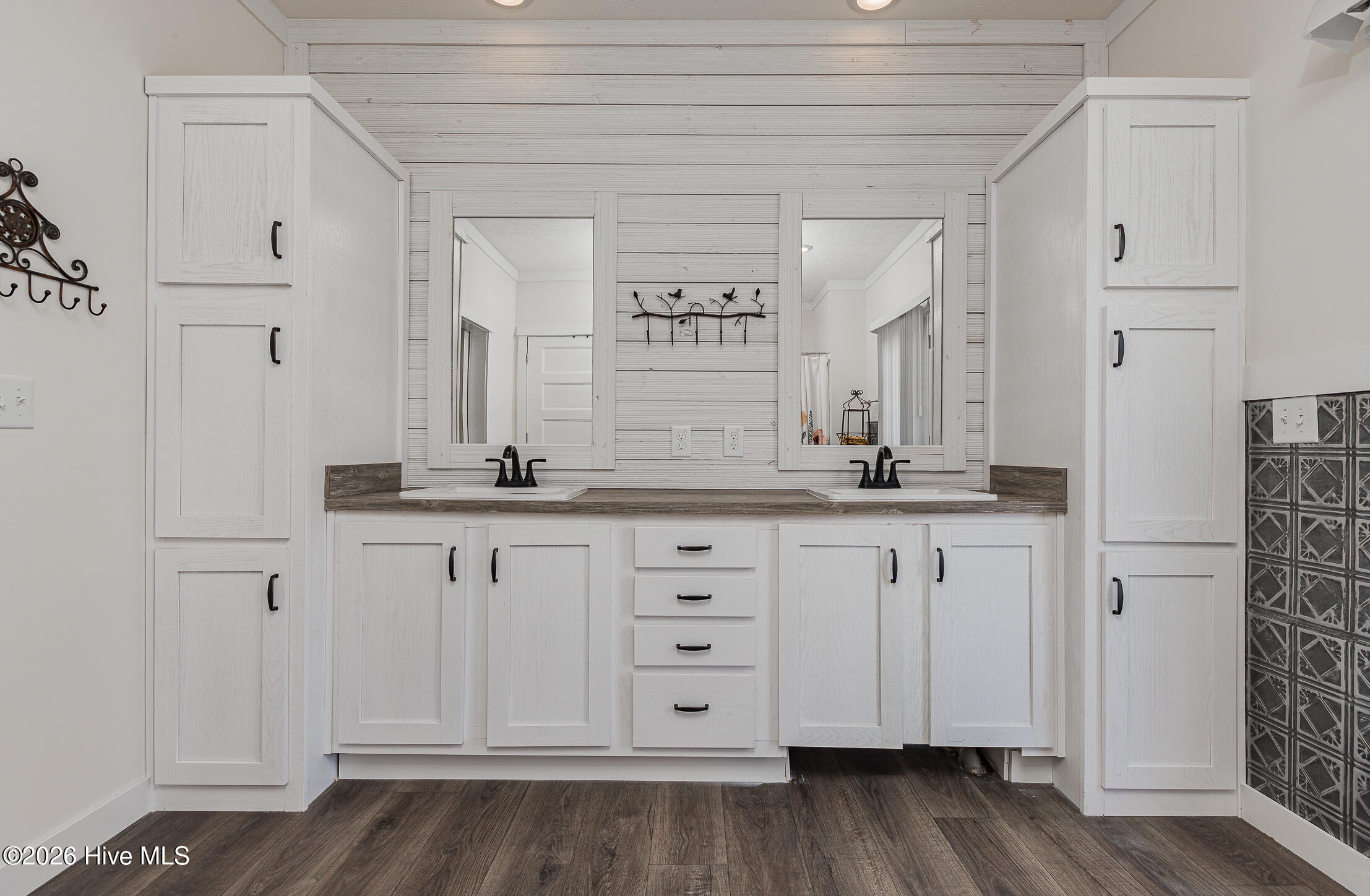 100563969 | Photo 34