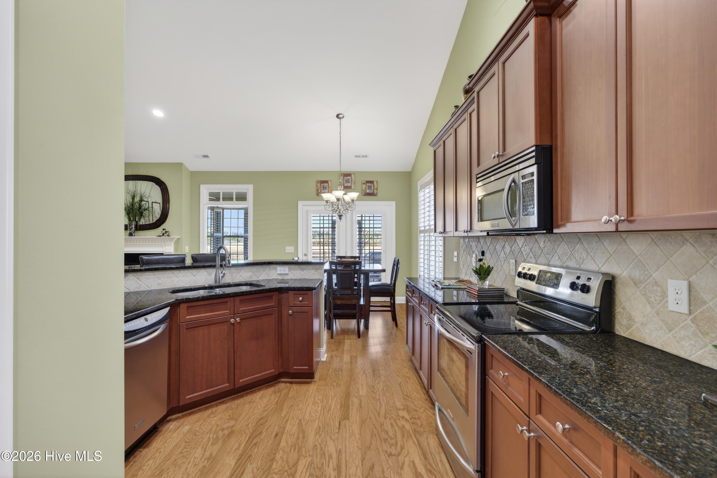 100550838 | Photo 16